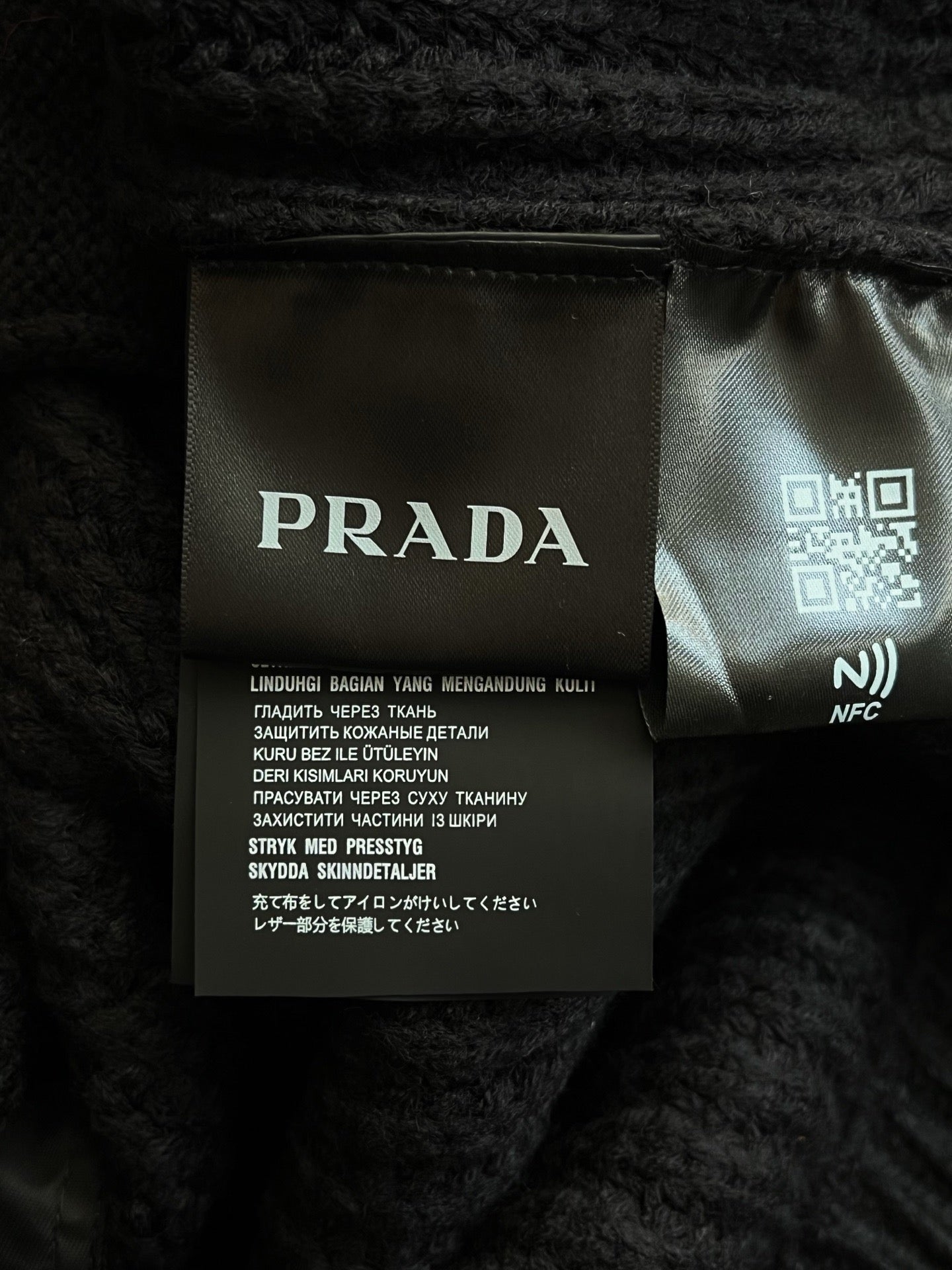 프라다 하이 넥 가디건