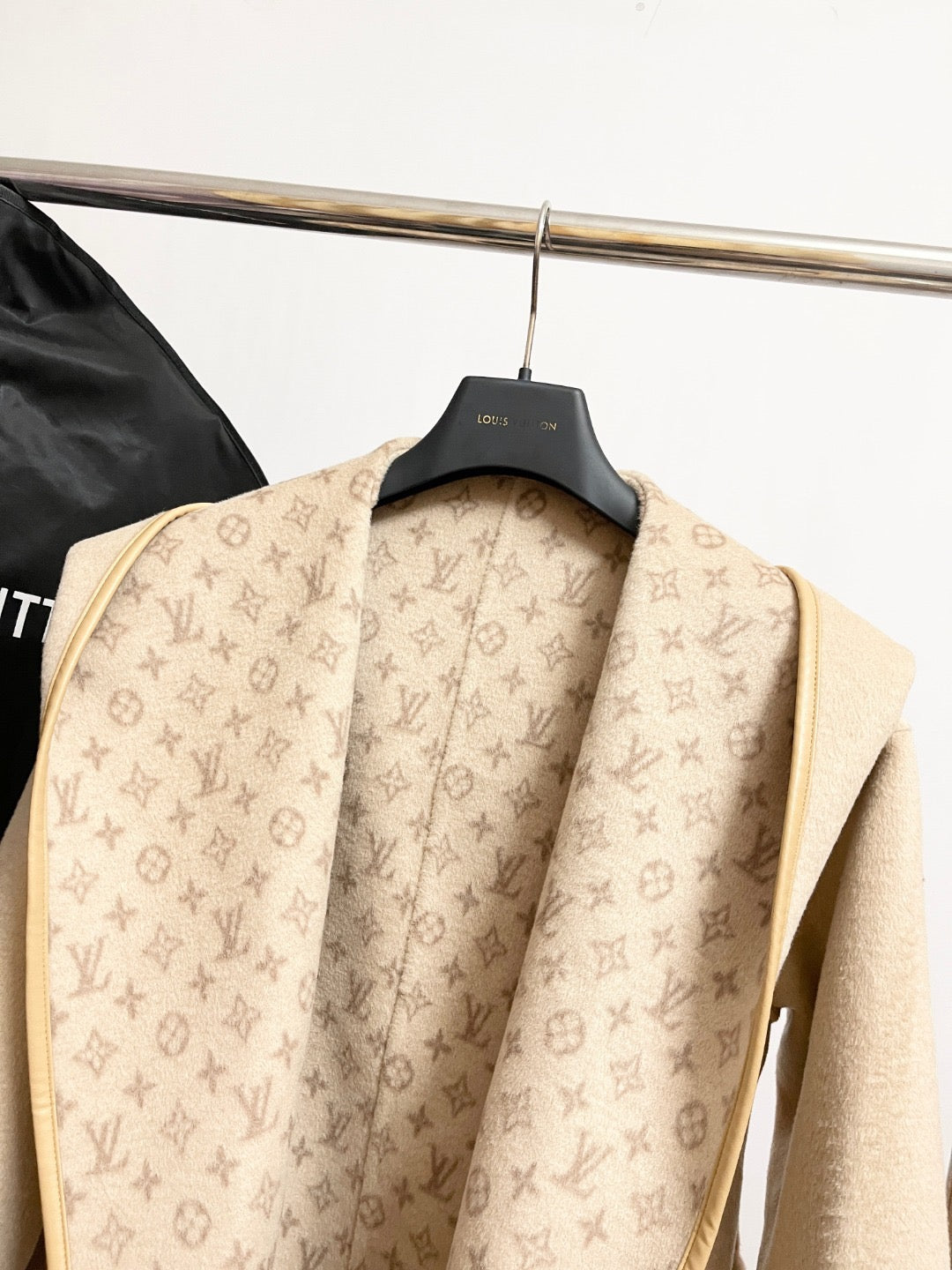 루이비통 모노그램 리버서블 랩 코트