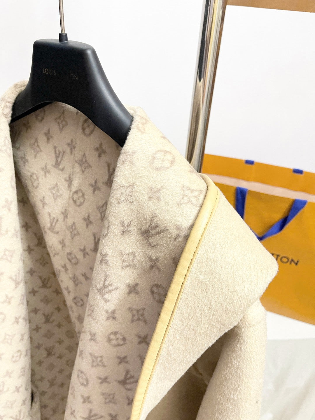 루이비통 모노그램 리버서블 랩 코트