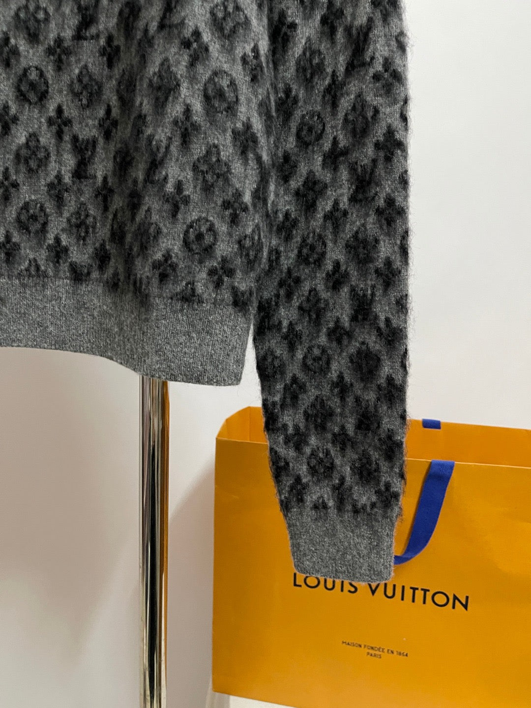 루이비통 브러시드 모노그램 풀오버