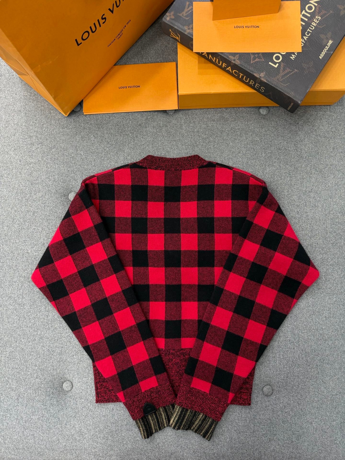 루이비통 그래픽 체크 니트 가디건