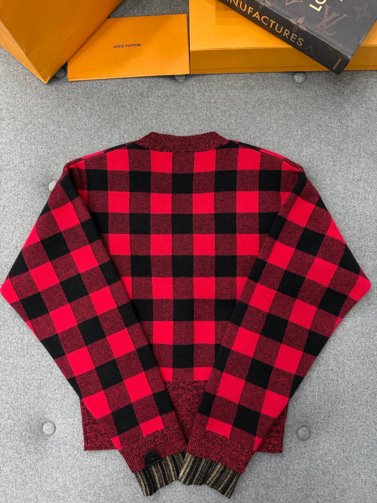 루이비통 그래픽 체크 니트 가디건