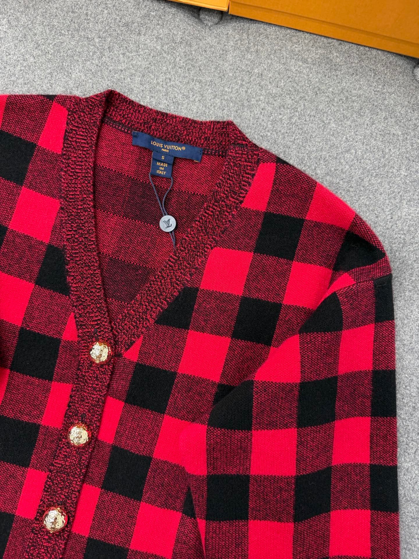 루이비통 그래픽 체크 니트 가디건