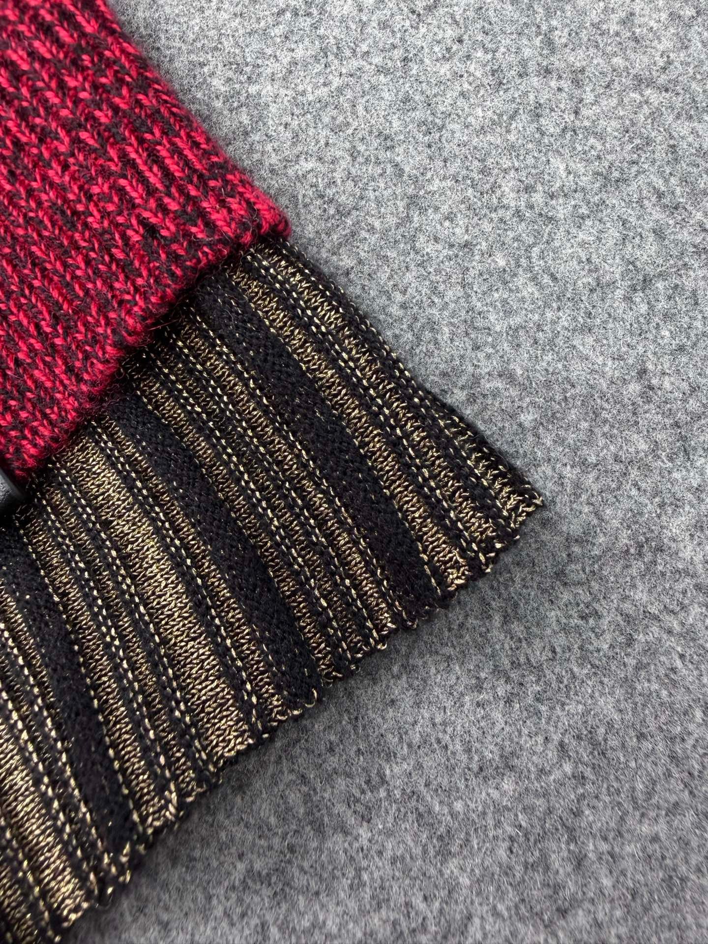 루이비통 그래픽 체크 니트 가디건