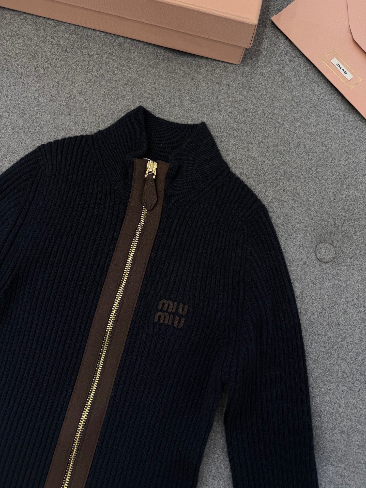 미우미우 캐시미어 가죽 지퍼 가디건