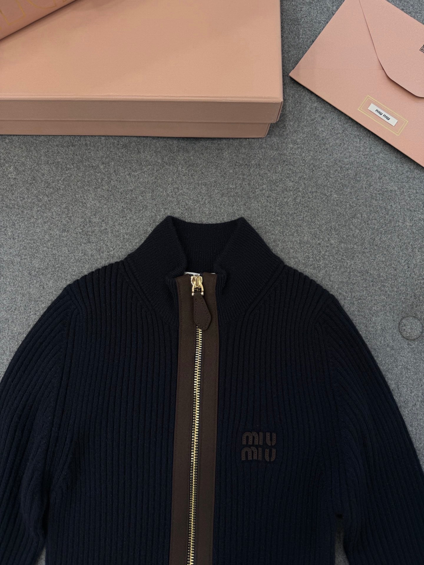 미우미우 캐시미어 가죽 지퍼 가디건