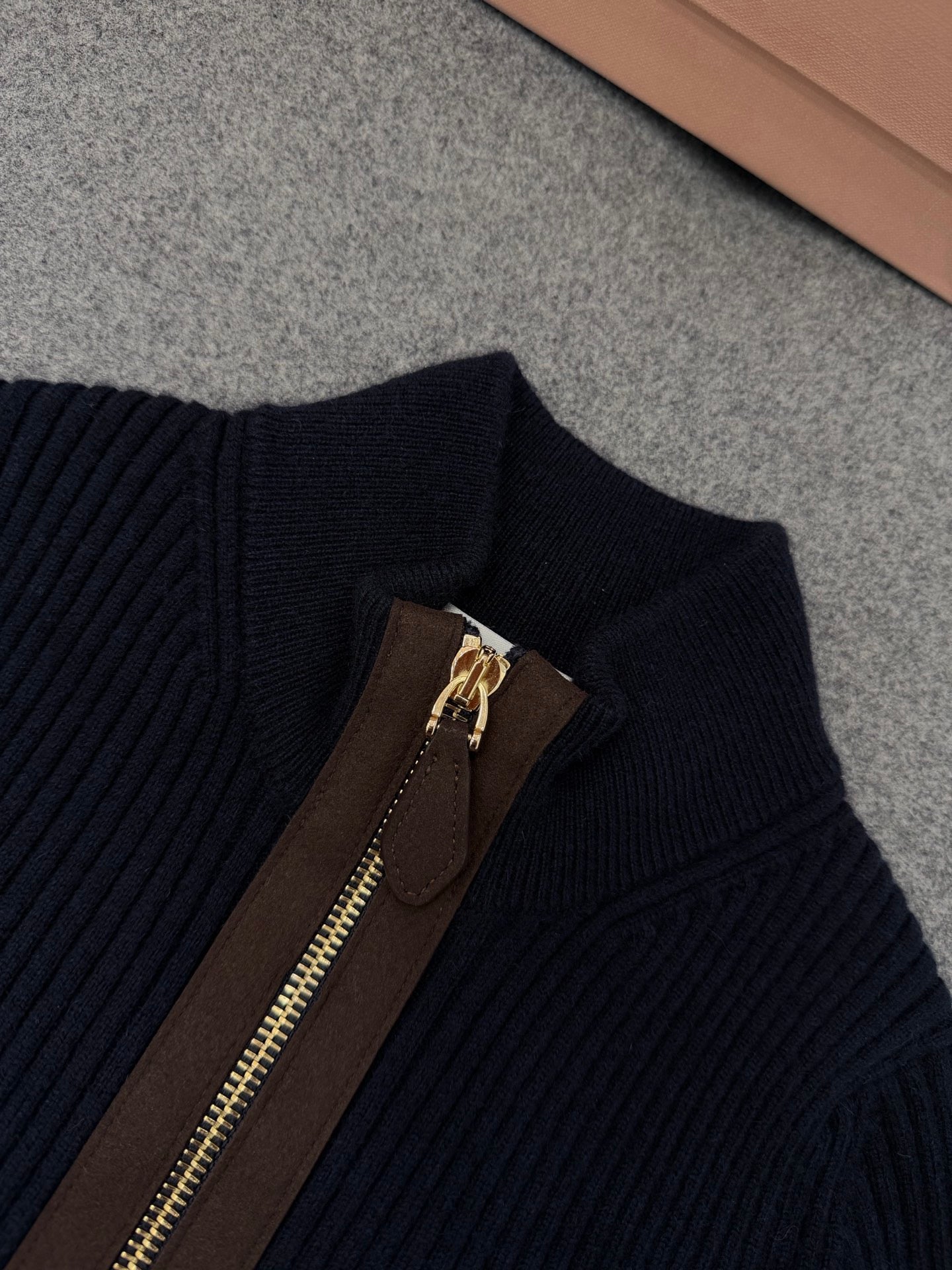 미우미우 캐시미어 가죽 지퍼 가디건