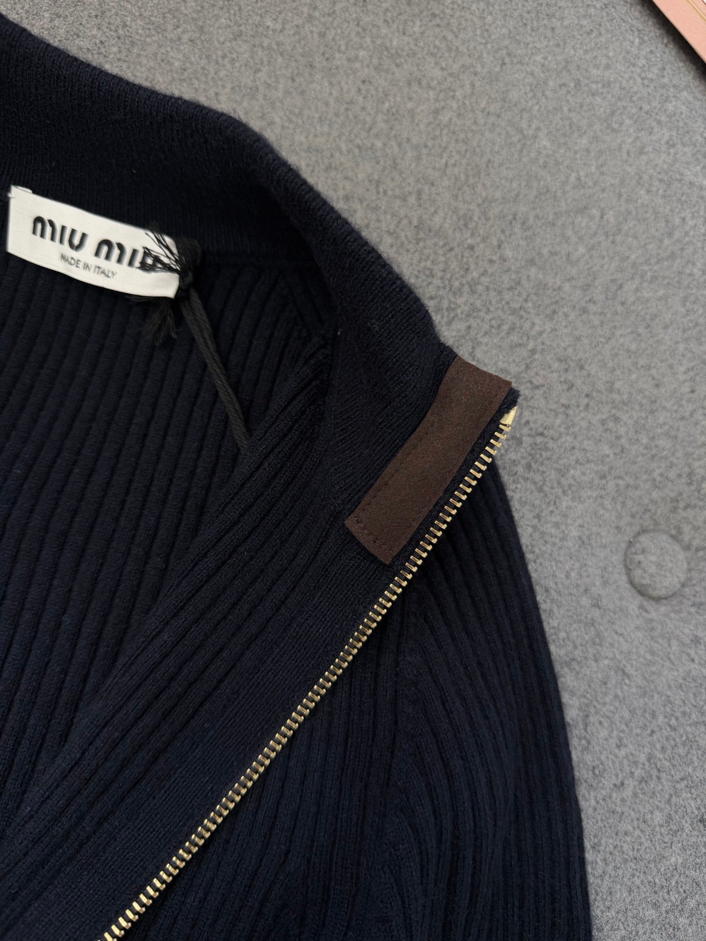 미우미우 캐시미어 가죽 지퍼 가디건