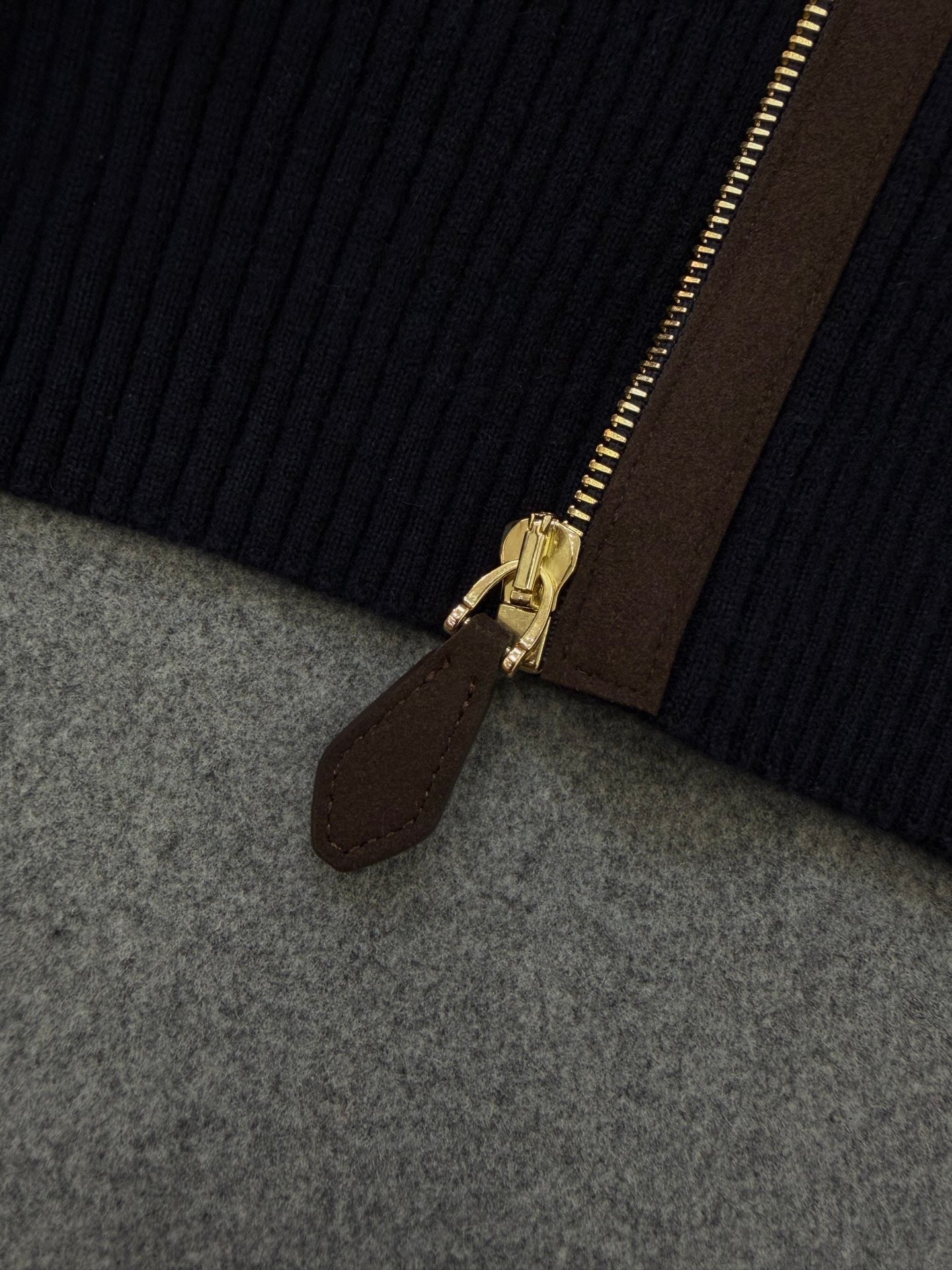 미우미우 캐시미어 가죽 지퍼 가디건