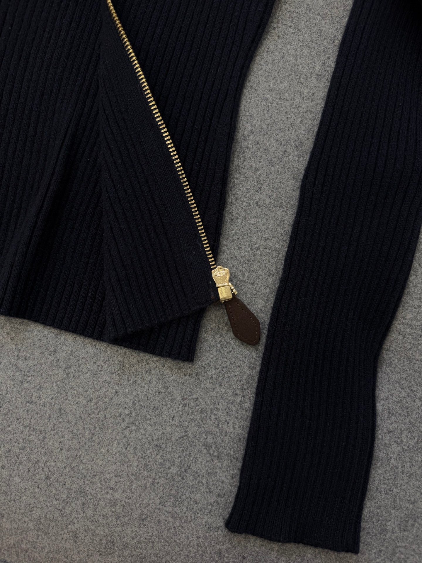 미우미우 캐시미어 가죽 지퍼 가디건