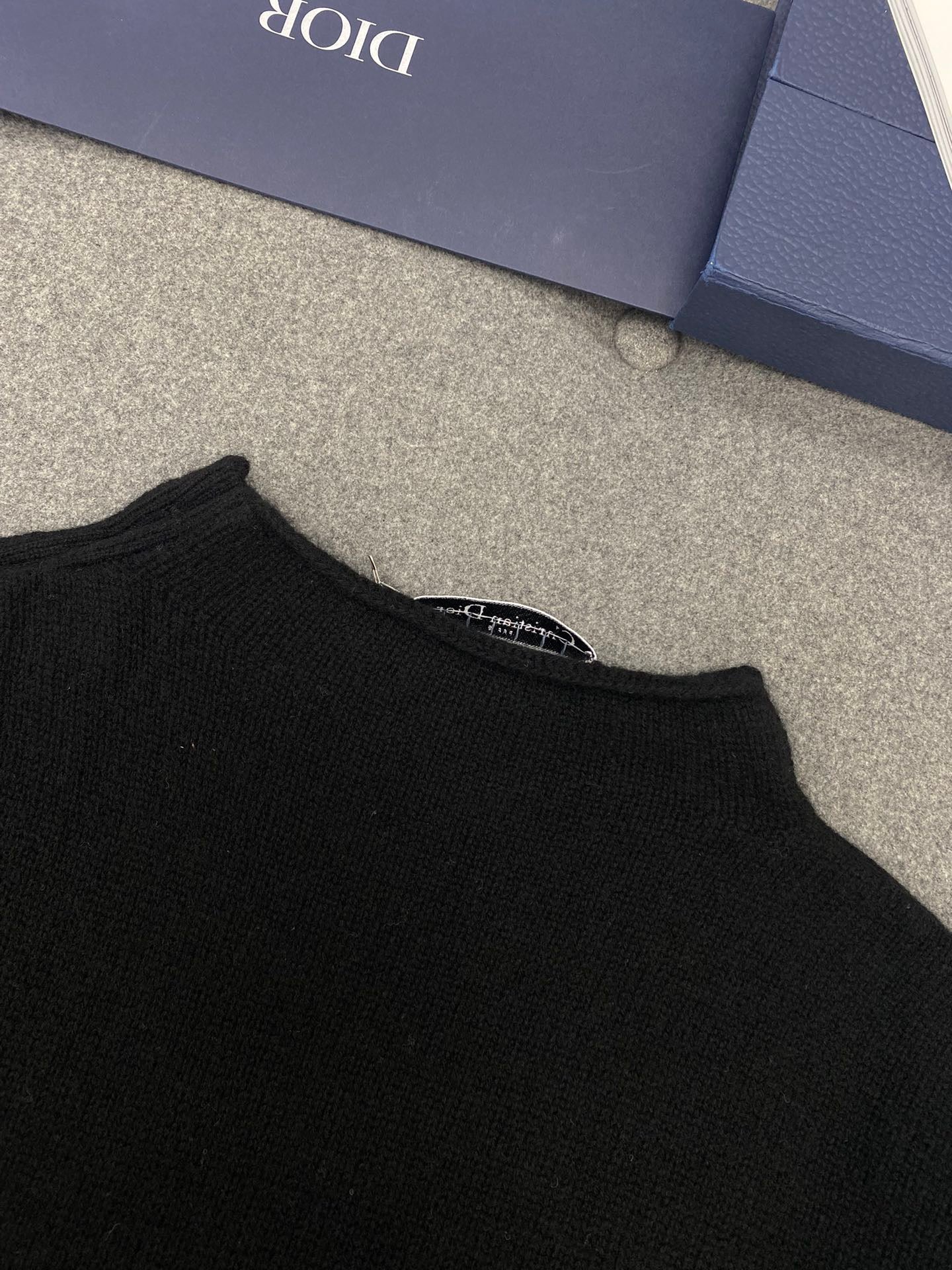 디올 블랙 캐시미어 니트 스웨터