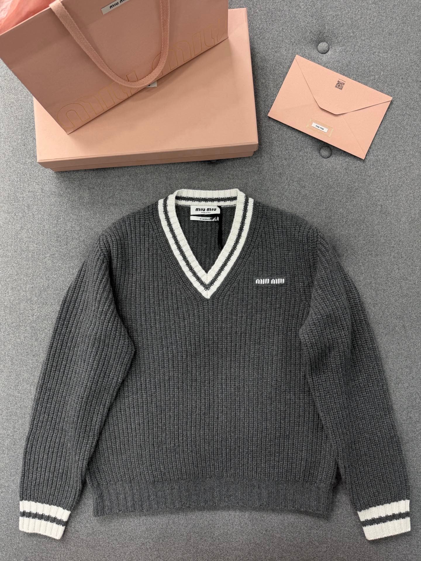 미우미우 울 앤 캐시미어 브이넥 스웨터 슬레이트 그레이