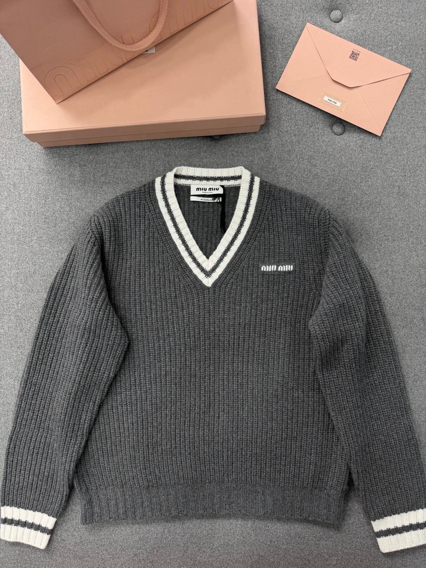 미우미우 울 앤 캐시미어 브이넥 스웨터 슬레이트 그레이
