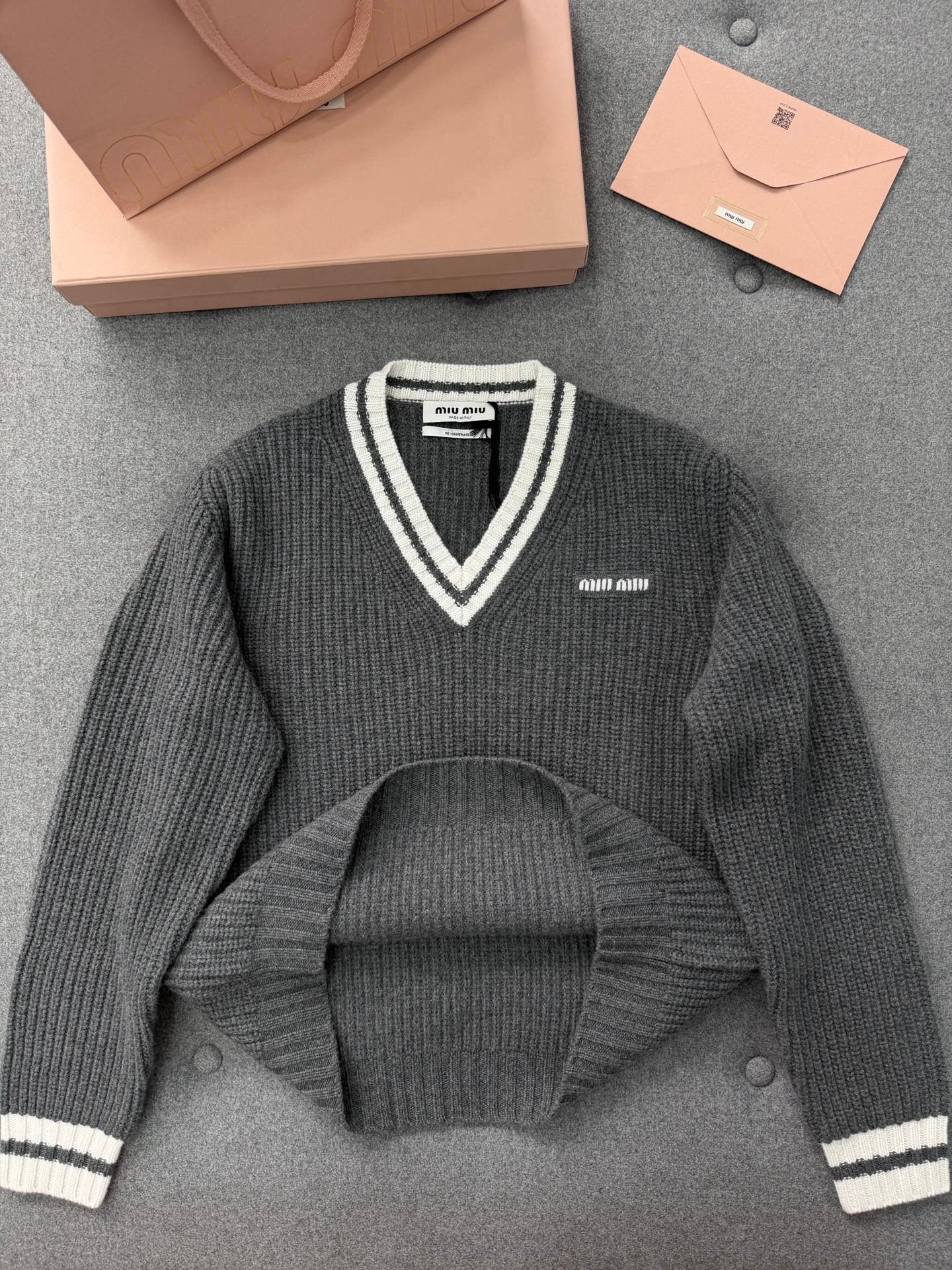 미우미우 울 앤 캐시미어 브이넥 스웨터 슬레이트 그레이