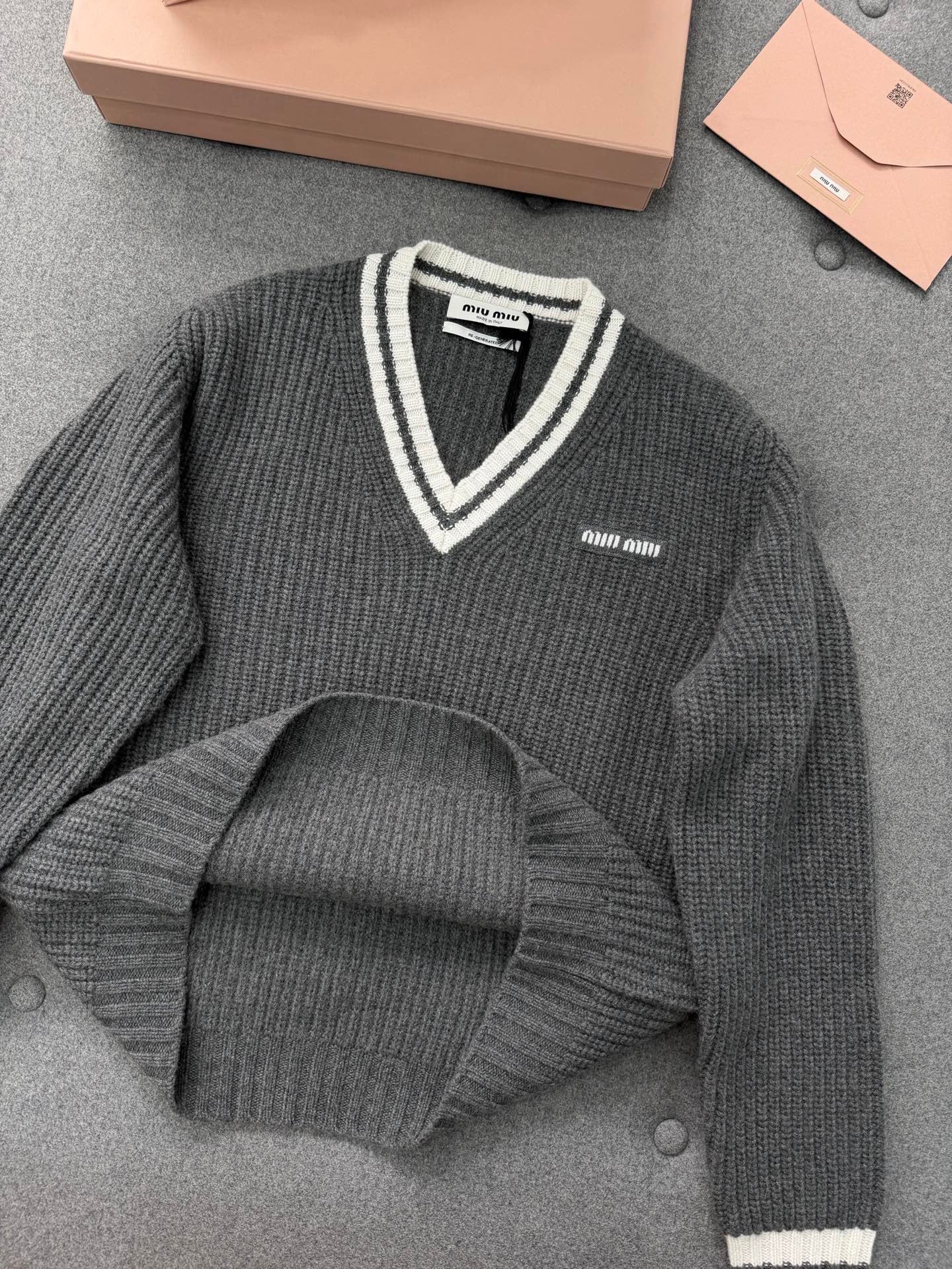 미우미우 울 앤 캐시미어 브이넥 스웨터 슬레이트 그레이