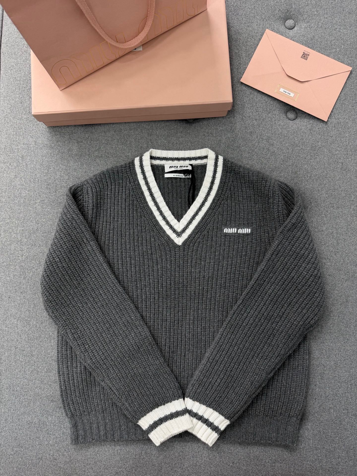 미우미우 울 앤 캐시미어 브이넥 스웨터 슬레이트 그레이