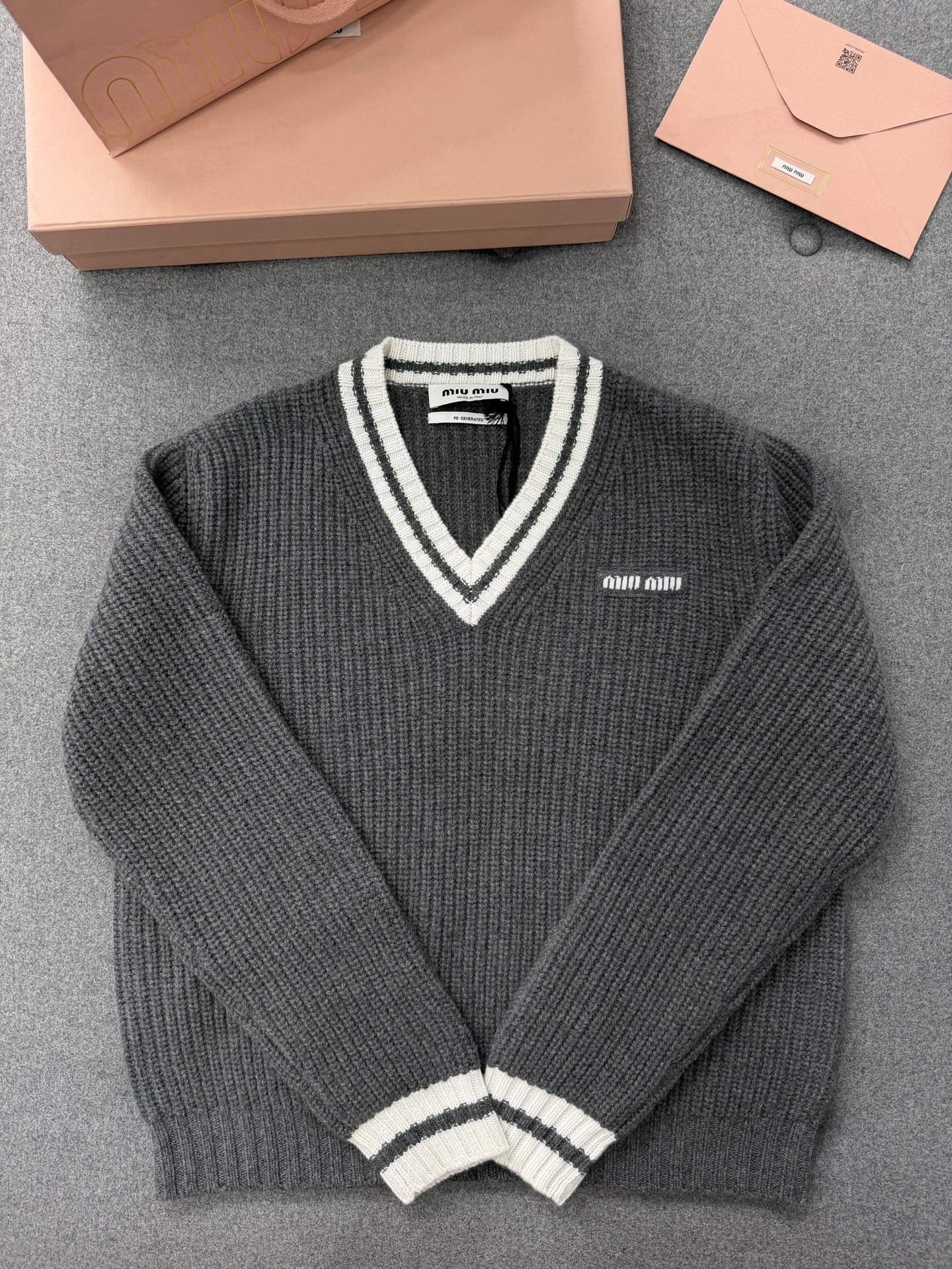 미우미우 울 앤 캐시미어 브이넥 스웨터 슬레이트 그레이