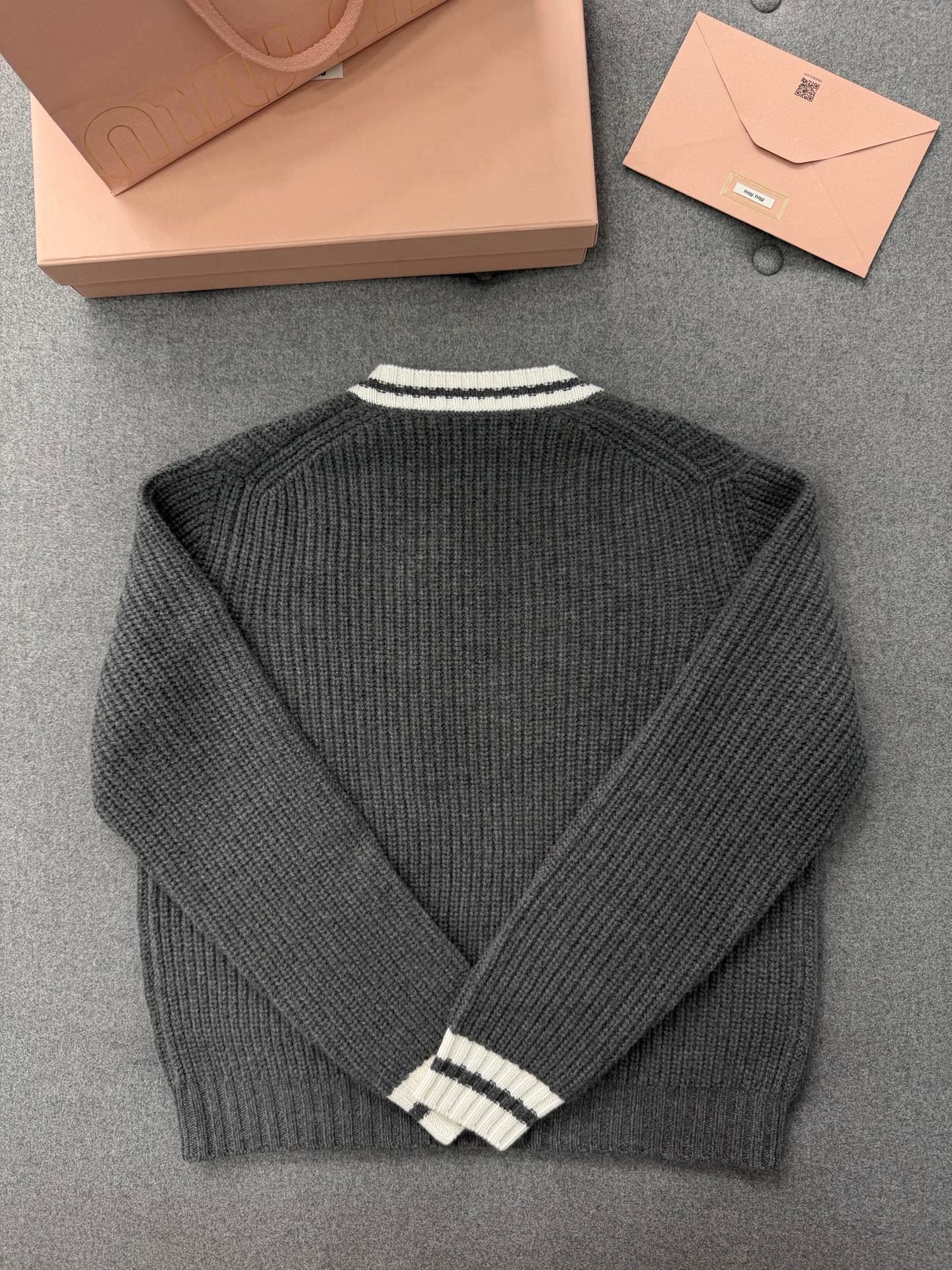 미우미우 울 앤 캐시미어 브이넥 스웨터 슬레이트 그레이