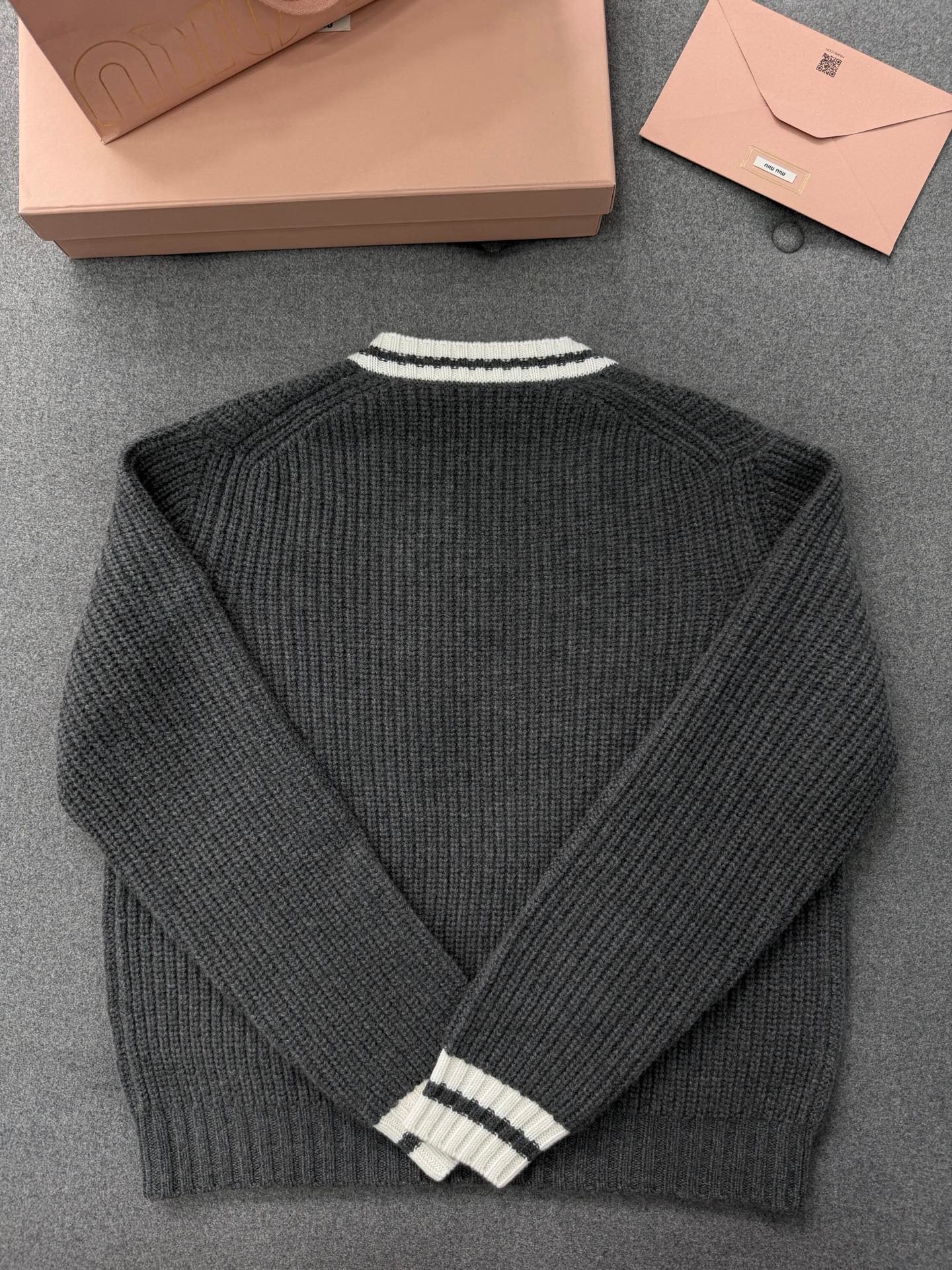 미우미우 울 앤 캐시미어 브이넥 스웨터 슬레이트 그레이