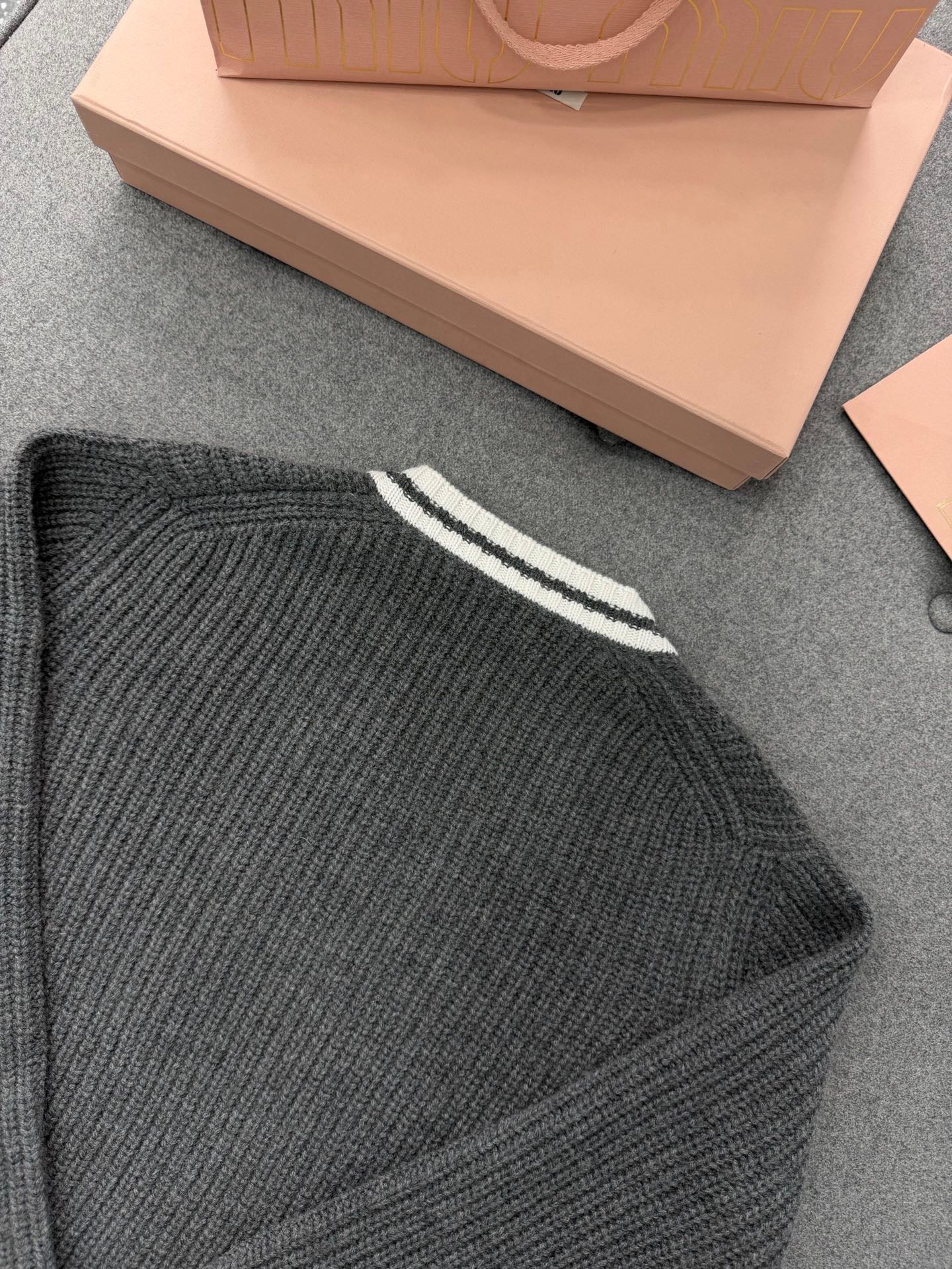 미우미우 울 앤 캐시미어 브이넥 스웨터 슬레이트 그레이