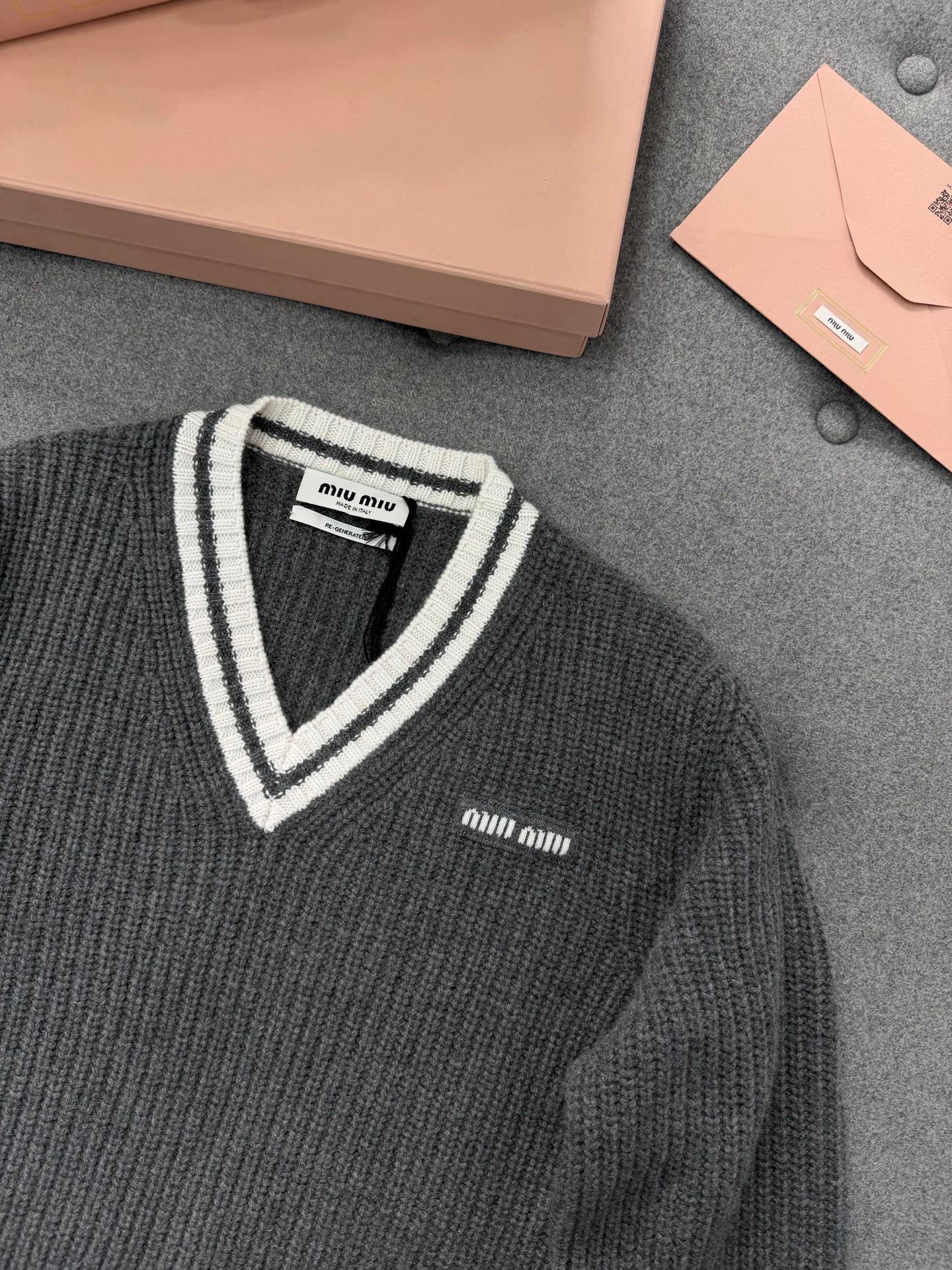 미우미우 울 앤 캐시미어 브이넥 스웨터 슬레이트 그레이