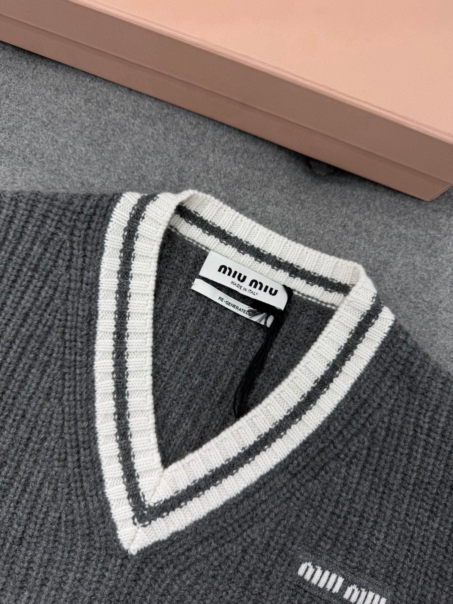 미우미우 울 앤 캐시미어 브이넥 스웨터 슬레이트 그레이
