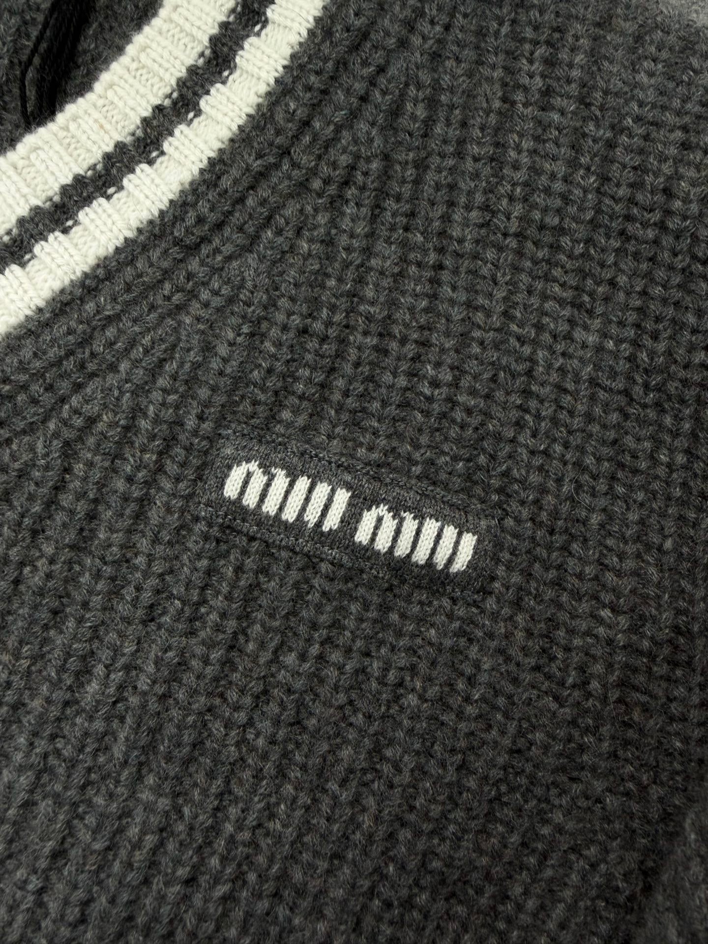 미우미우 울 앤 캐시미어 브이넥 스웨터 슬레이트 그레이