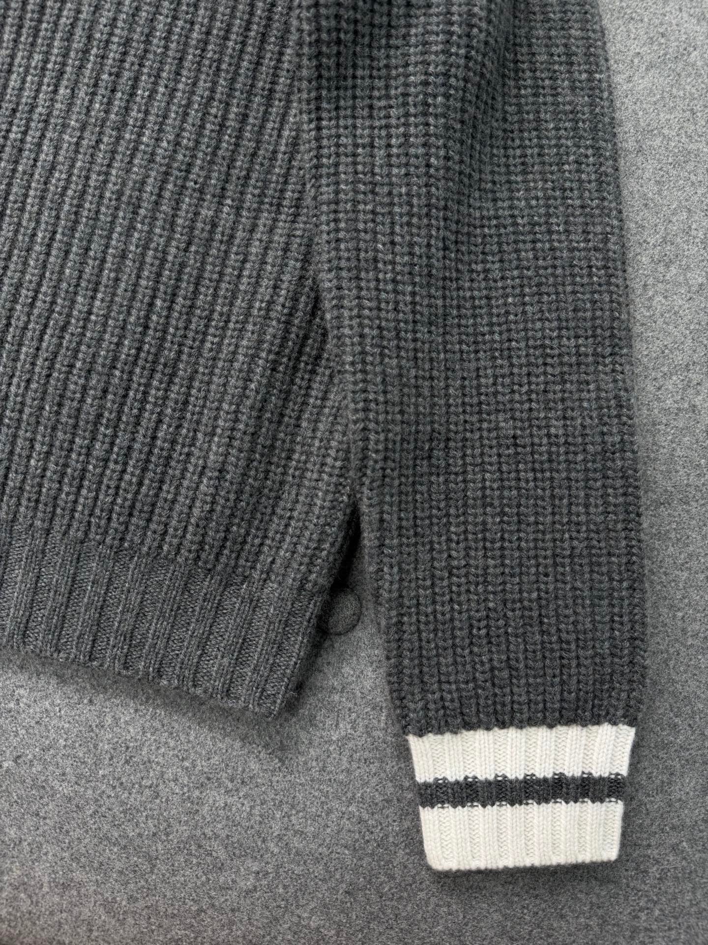 미우미우 울 앤 캐시미어 브이넥 스웨터 슬레이트 그레이