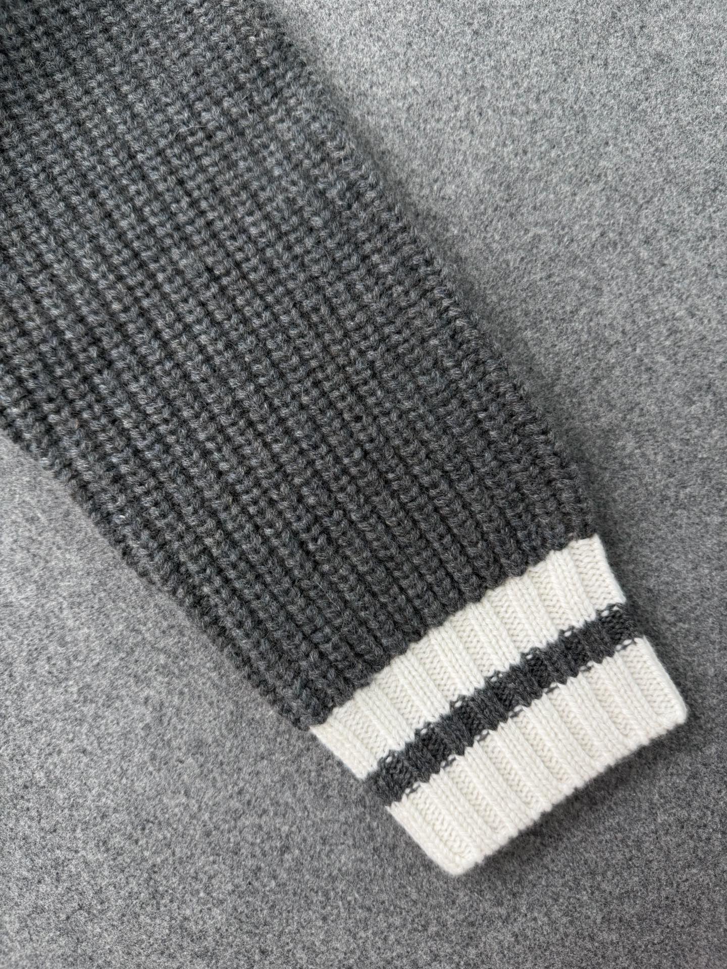 미우미우 울 앤 캐시미어 브이넥 스웨터 슬레이트 그레이