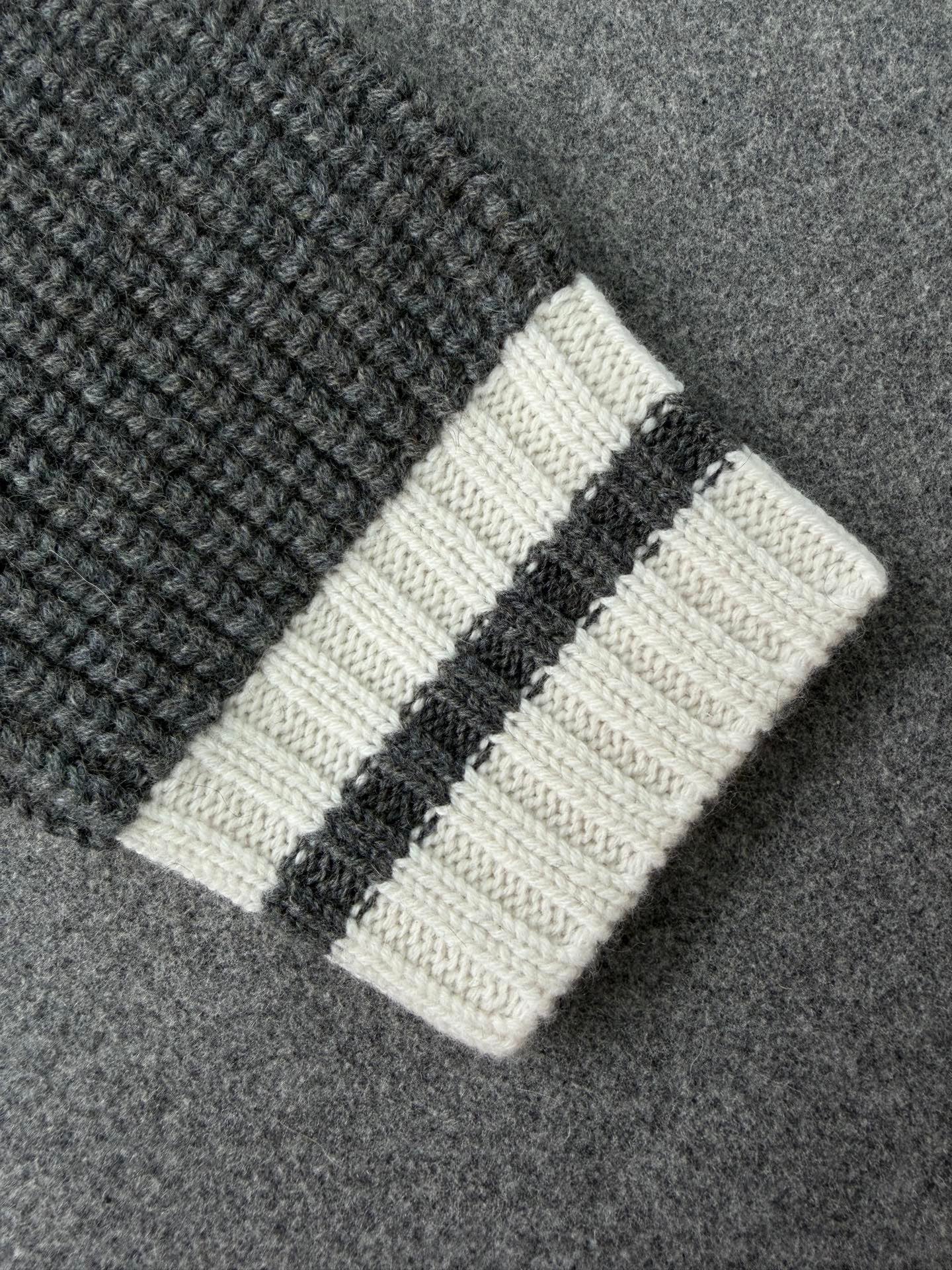 미우미우 울 앤 캐시미어 브이넥 스웨터 슬레이트 그레이