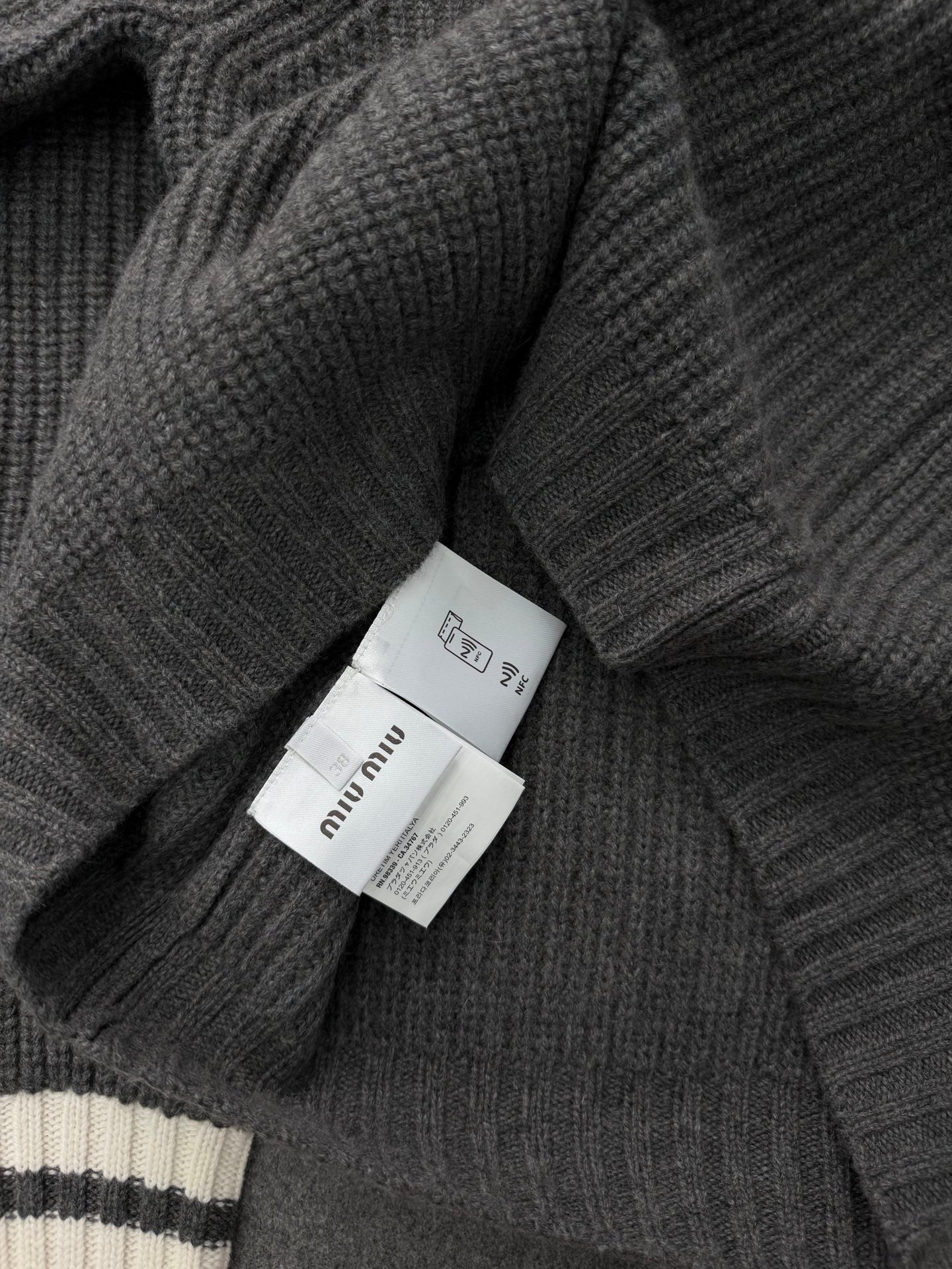미우미우 울 앤 캐시미어 브이넥 스웨터 슬레이트 그레이