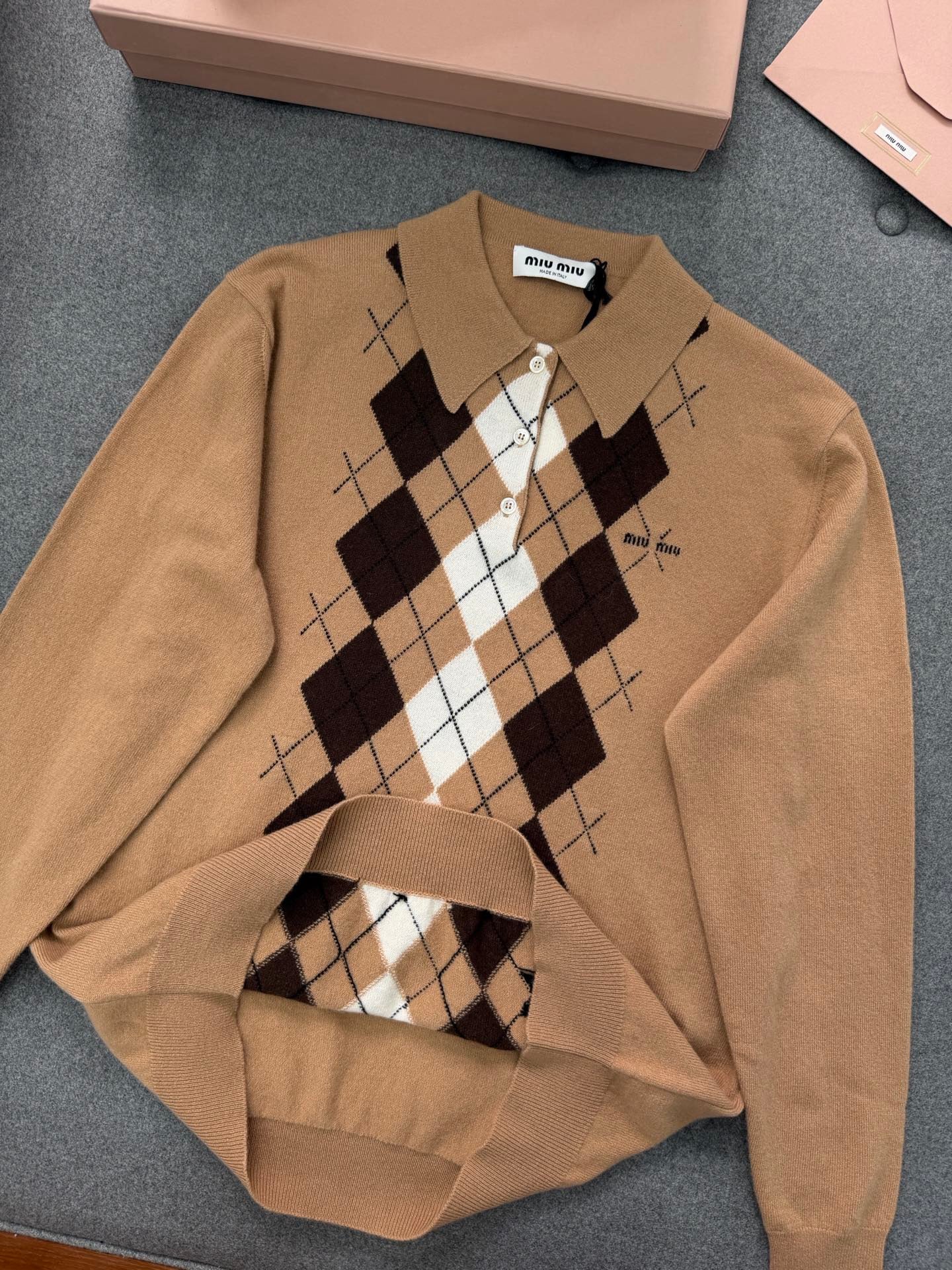 미우미우 캐시미어 폴로 셔츠 카멜 브라운