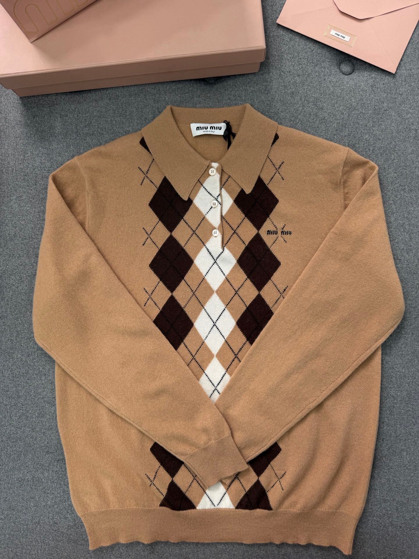 미우미우 캐시미어 폴로 셔츠 카멜 브라운