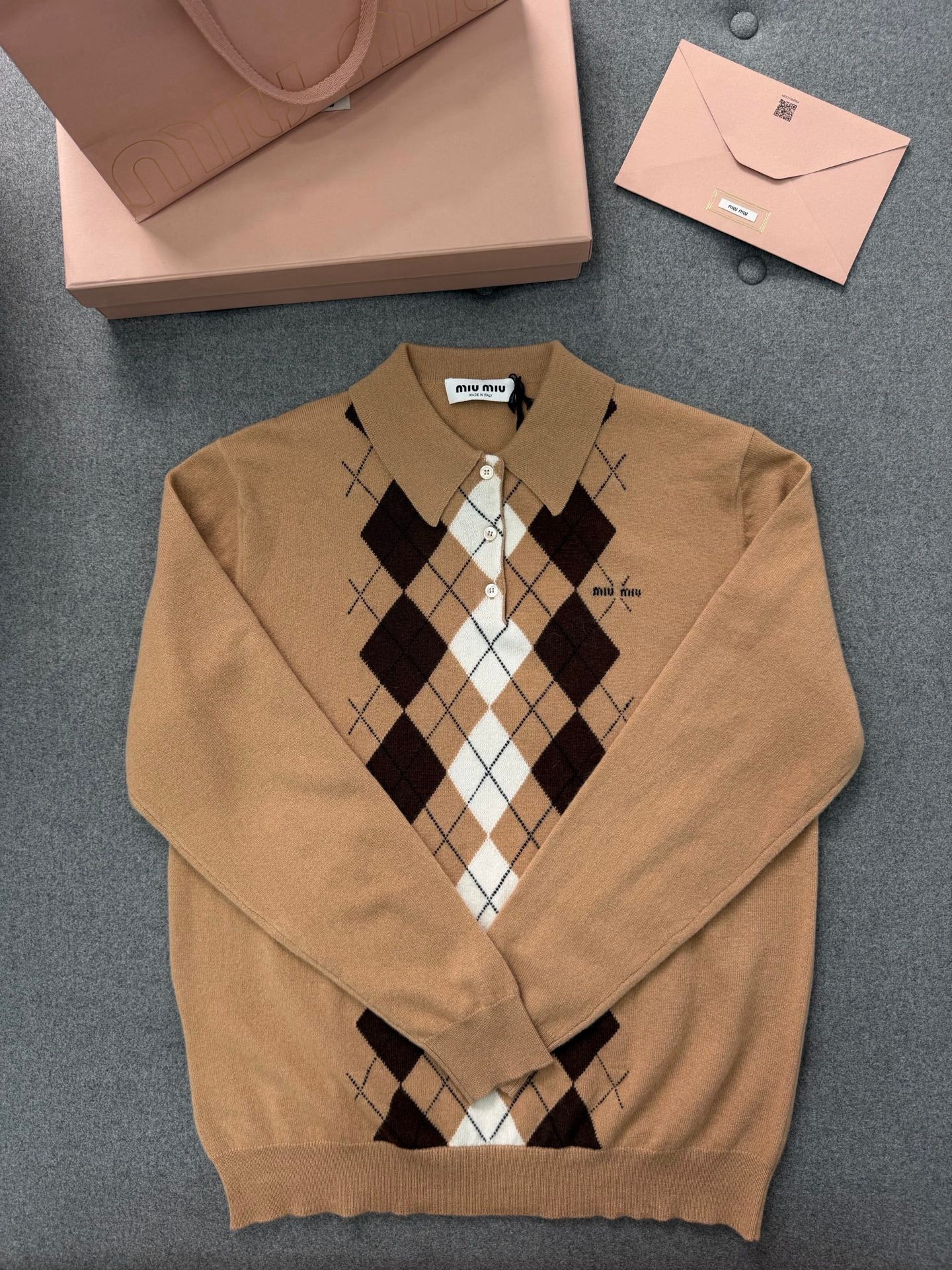 미우미우 캐시미어 폴로 셔츠 카멜 브라운