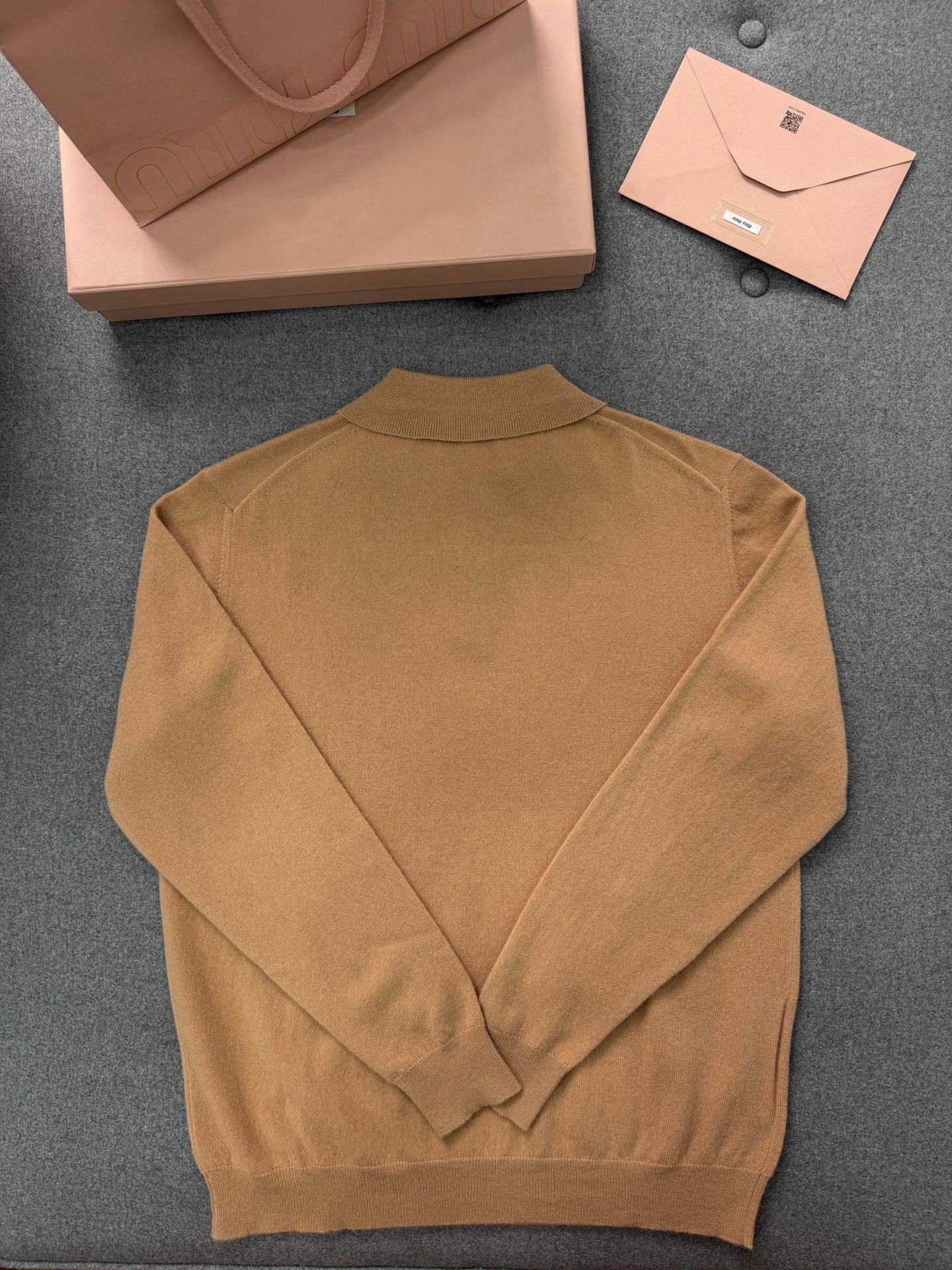 미우미우 캐시미어 폴로 셔츠 카멜 브라운