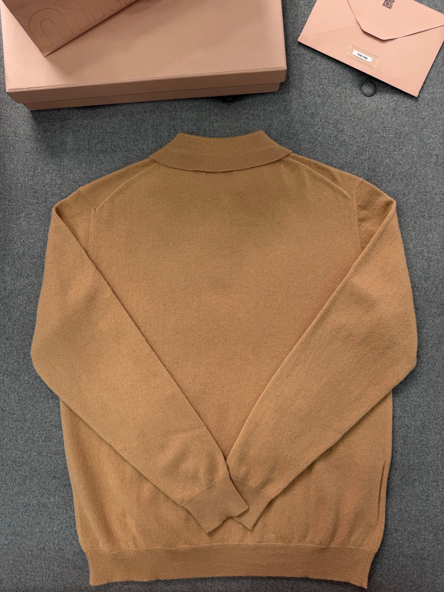 미우미우 캐시미어 폴로 셔츠 카멜 브라운