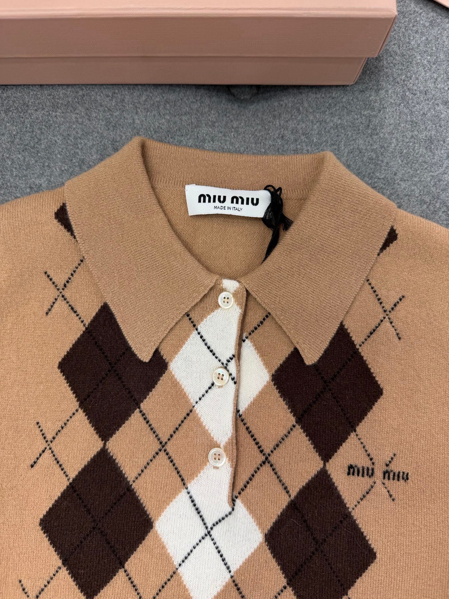 미우미우 캐시미어 폴로 셔츠 카멜 브라운