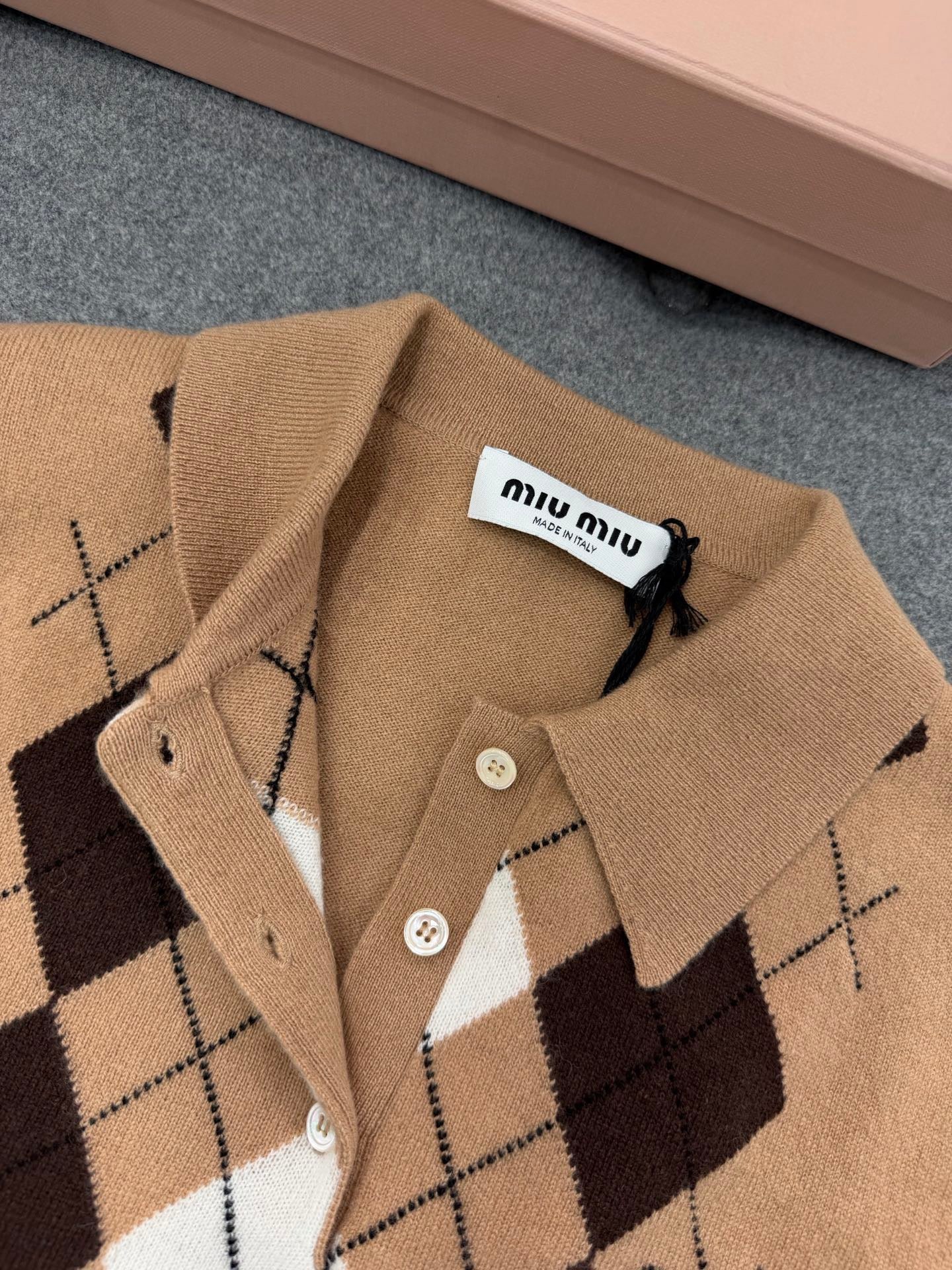 미우미우 캐시미어 폴로 셔츠 카멜 브라운