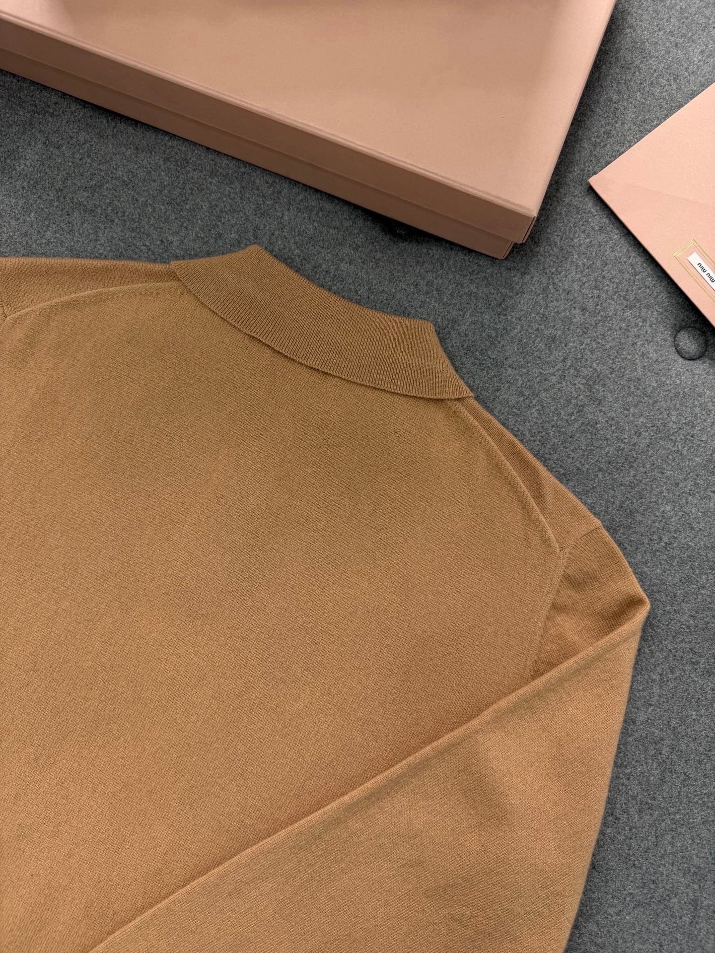 미우미우 캐시미어 폴로 셔츠 카멜 브라운