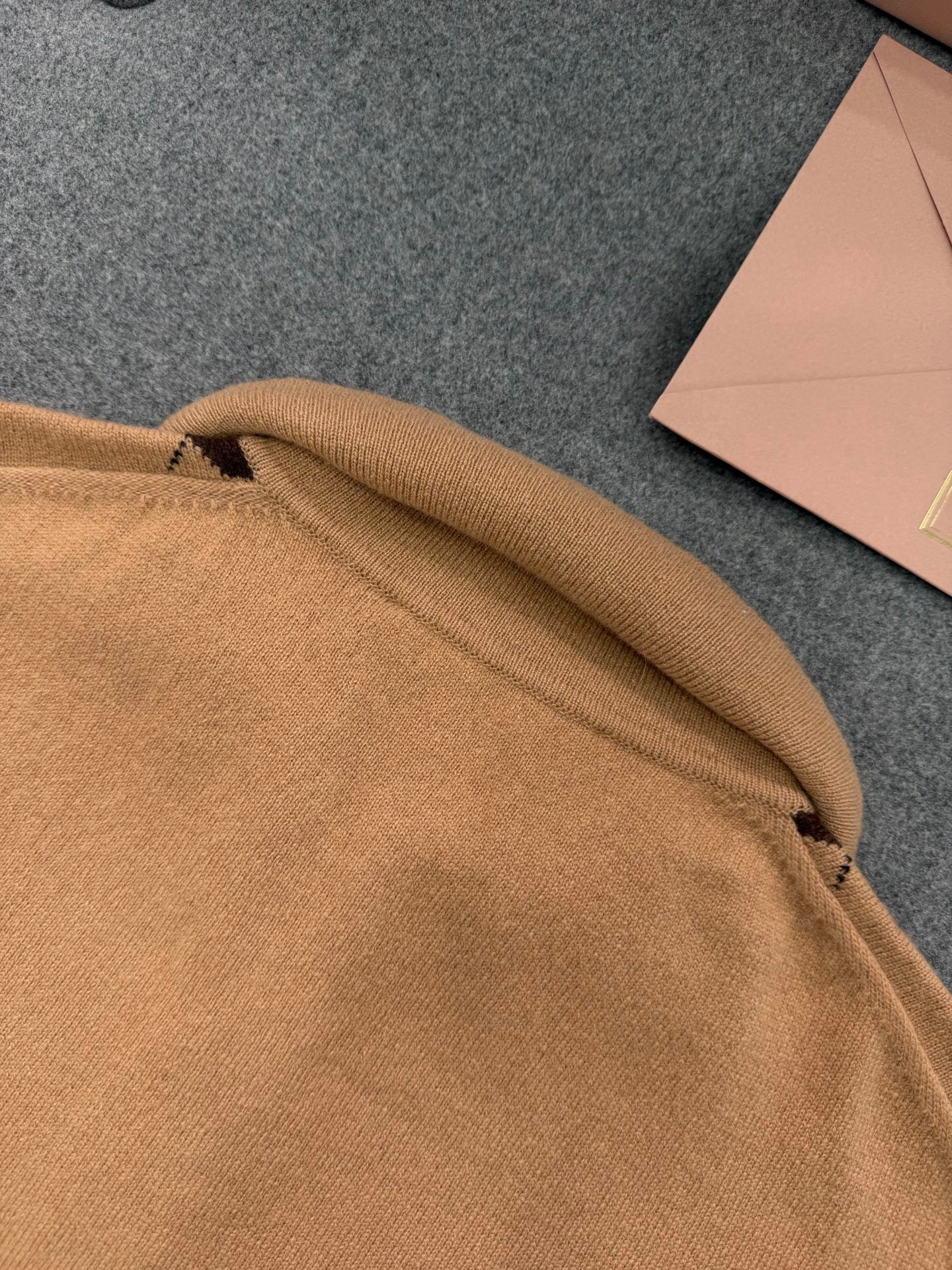 미우미우 캐시미어 폴로 셔츠 카멜 브라운