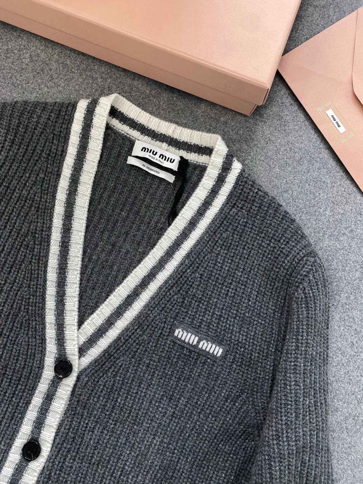 미우미우 립드 니트 울 앤 캐시미어 가디건 슬레이트 그레이