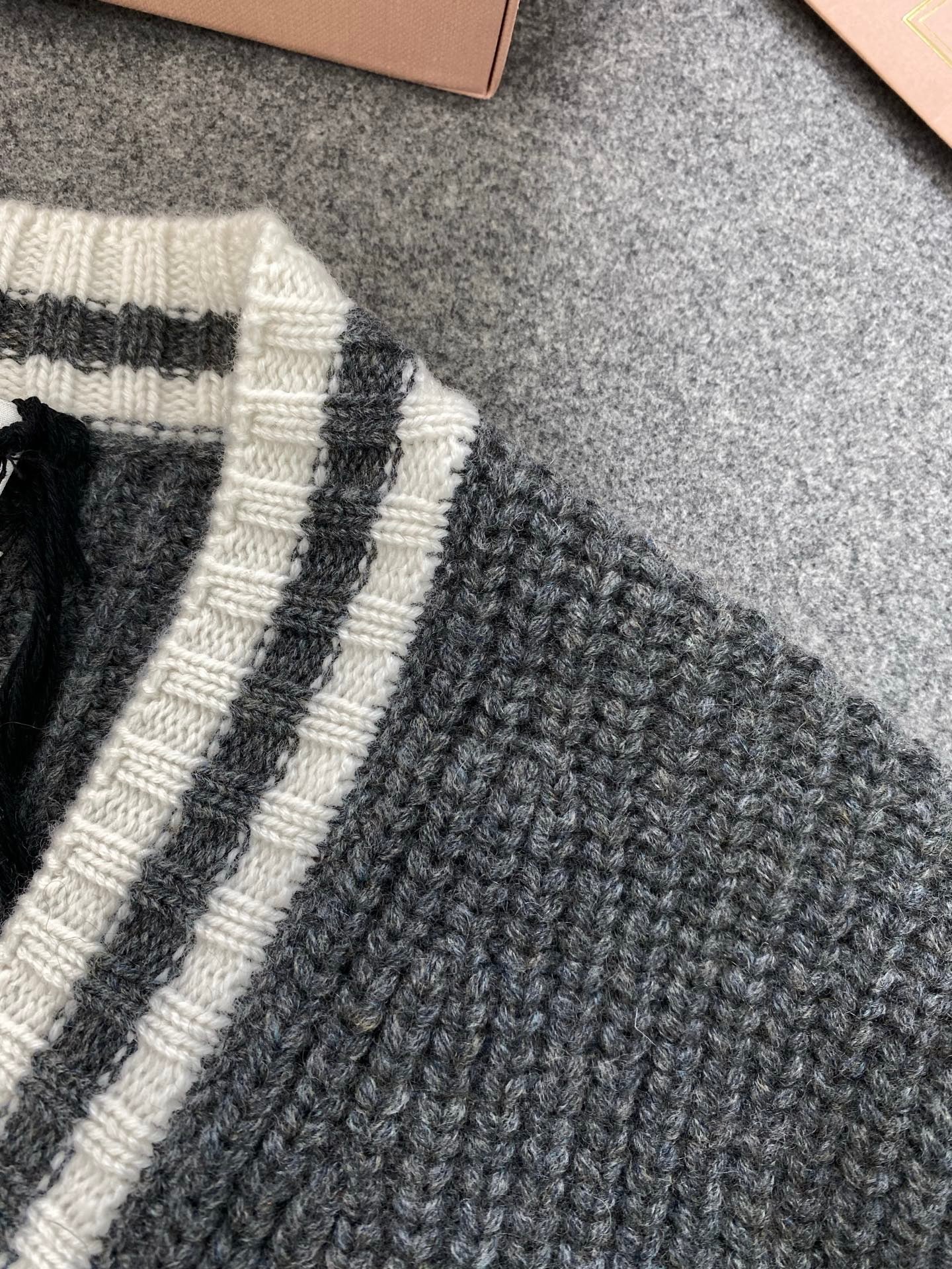 미우미우 립드 니트 울 앤 캐시미어 가디건 슬레이트 그레이