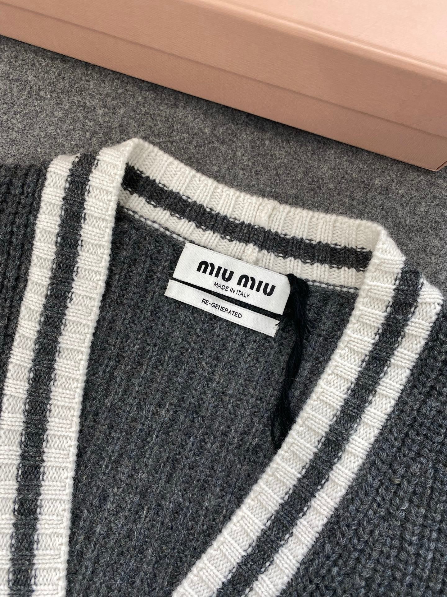 미우미우 립드 니트 울 앤 캐시미어 가디건 슬레이트 그레이
