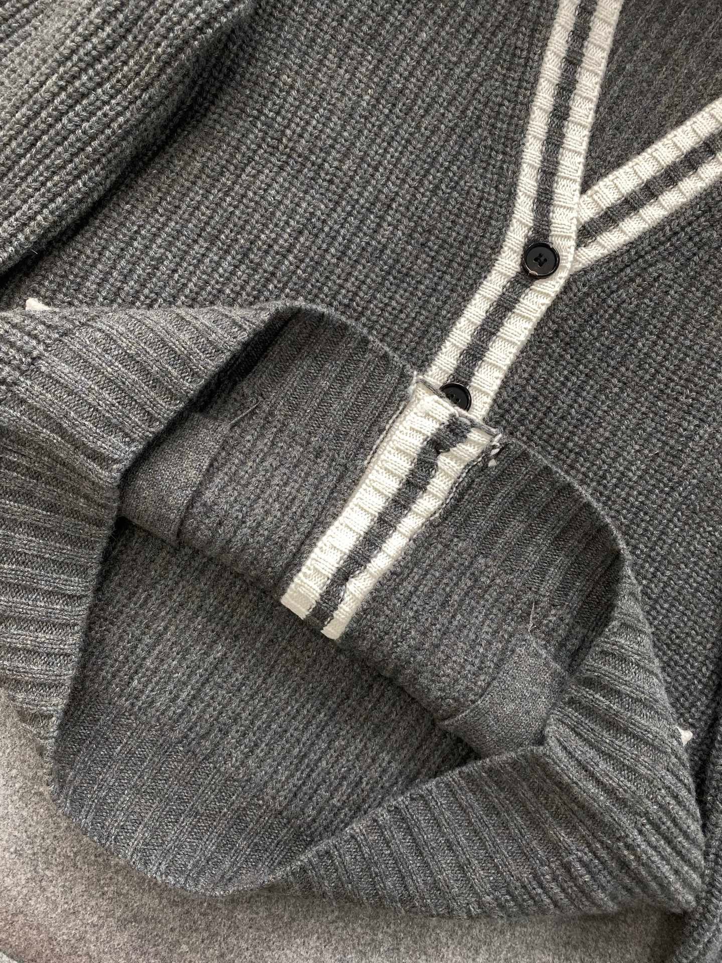 미우미우 립드 니트 울 앤 캐시미어 가디건 슬레이트 그레이