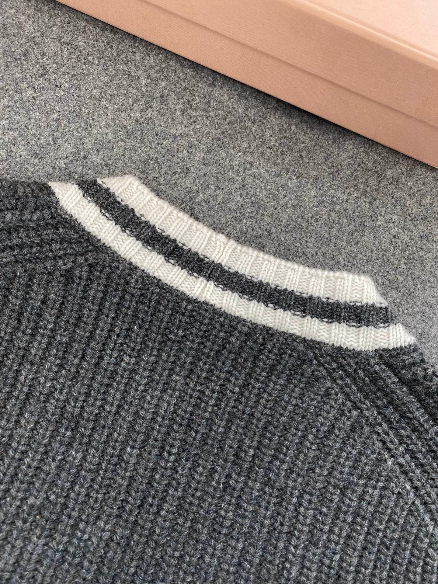 미우미우 립드 니트 울 앤 캐시미어 가디건 슬레이트 그레이