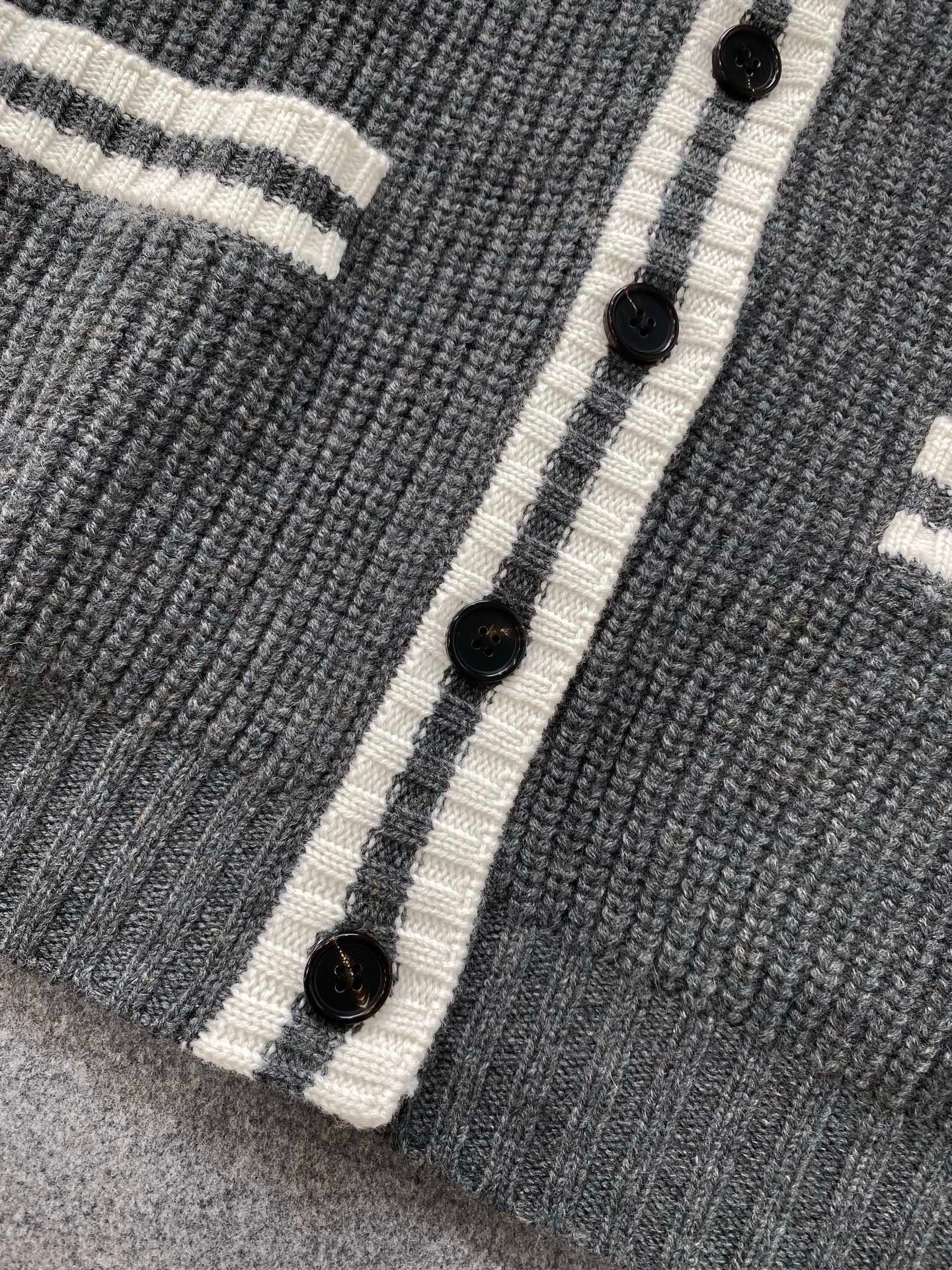 미우미우 립드 니트 울 앤 캐시미어 가디건 슬레이트 그레이