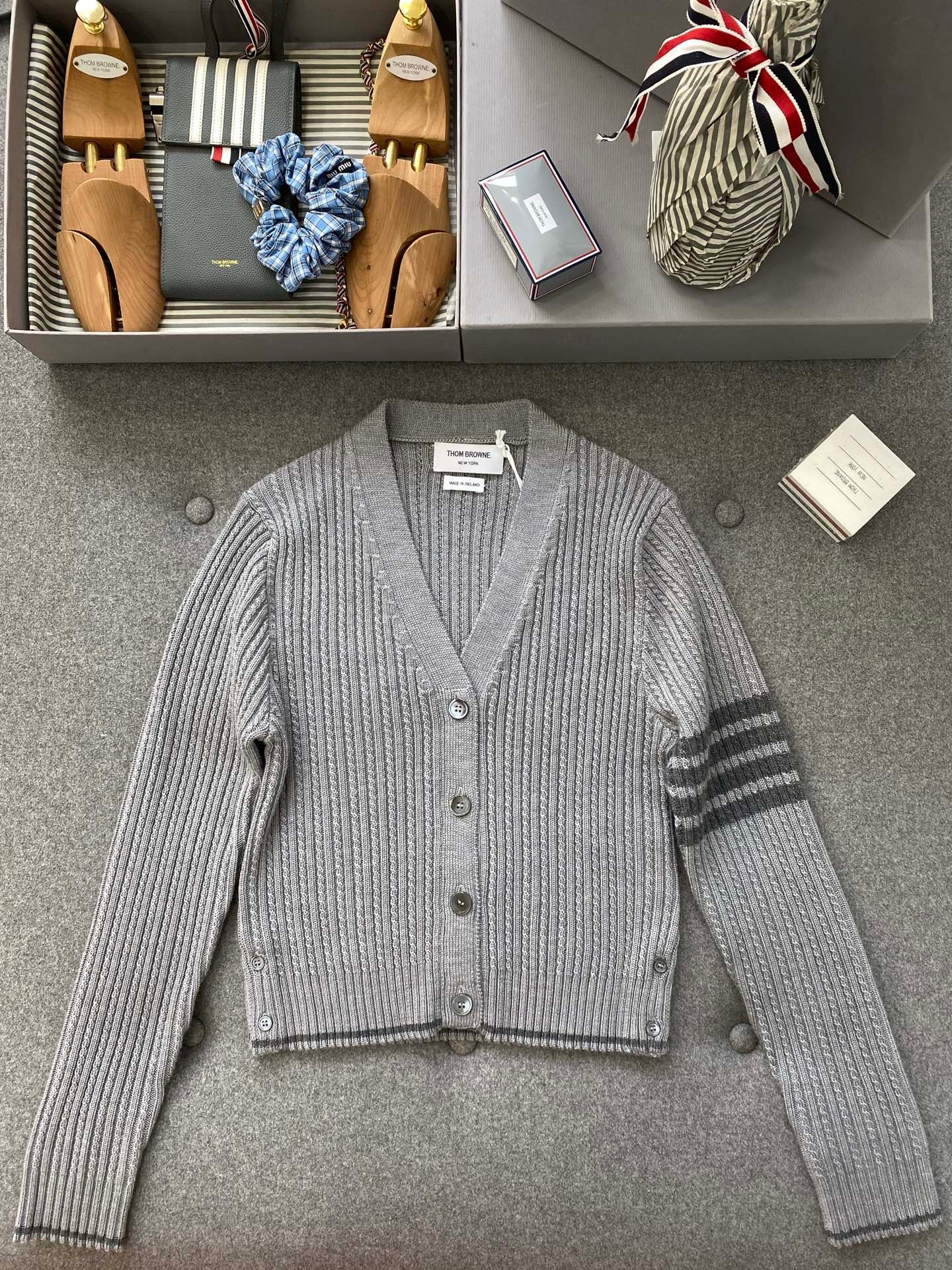 톰브라운 메리노 울 사선 크롭 가디건 라이트 그레이
