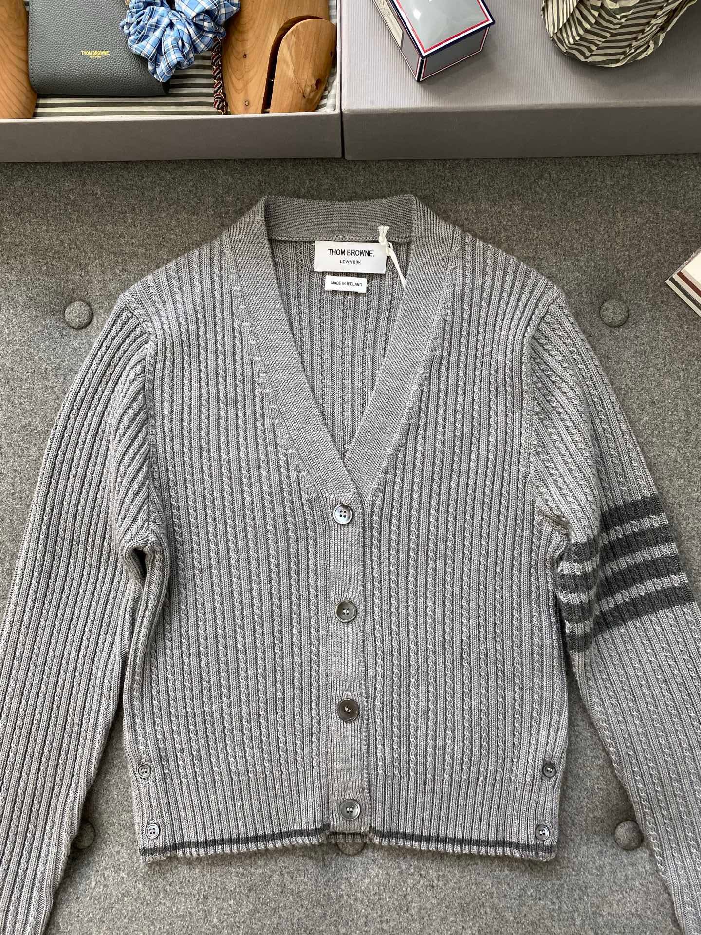 톰브라운 메리노 울 사선 크롭 가디건 라이트 그레이
