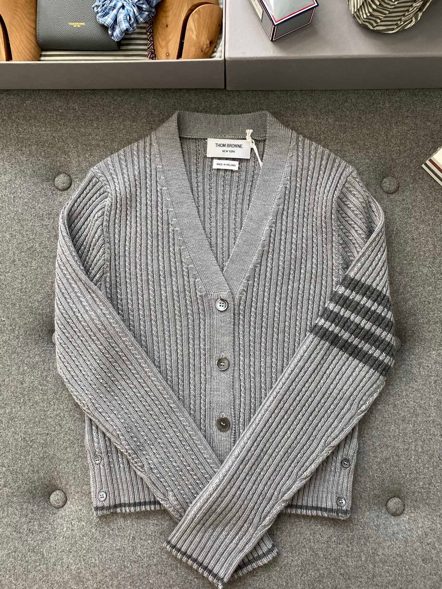 톰브라운 메리노 울 사선 크롭 가디건 라이트 그레이