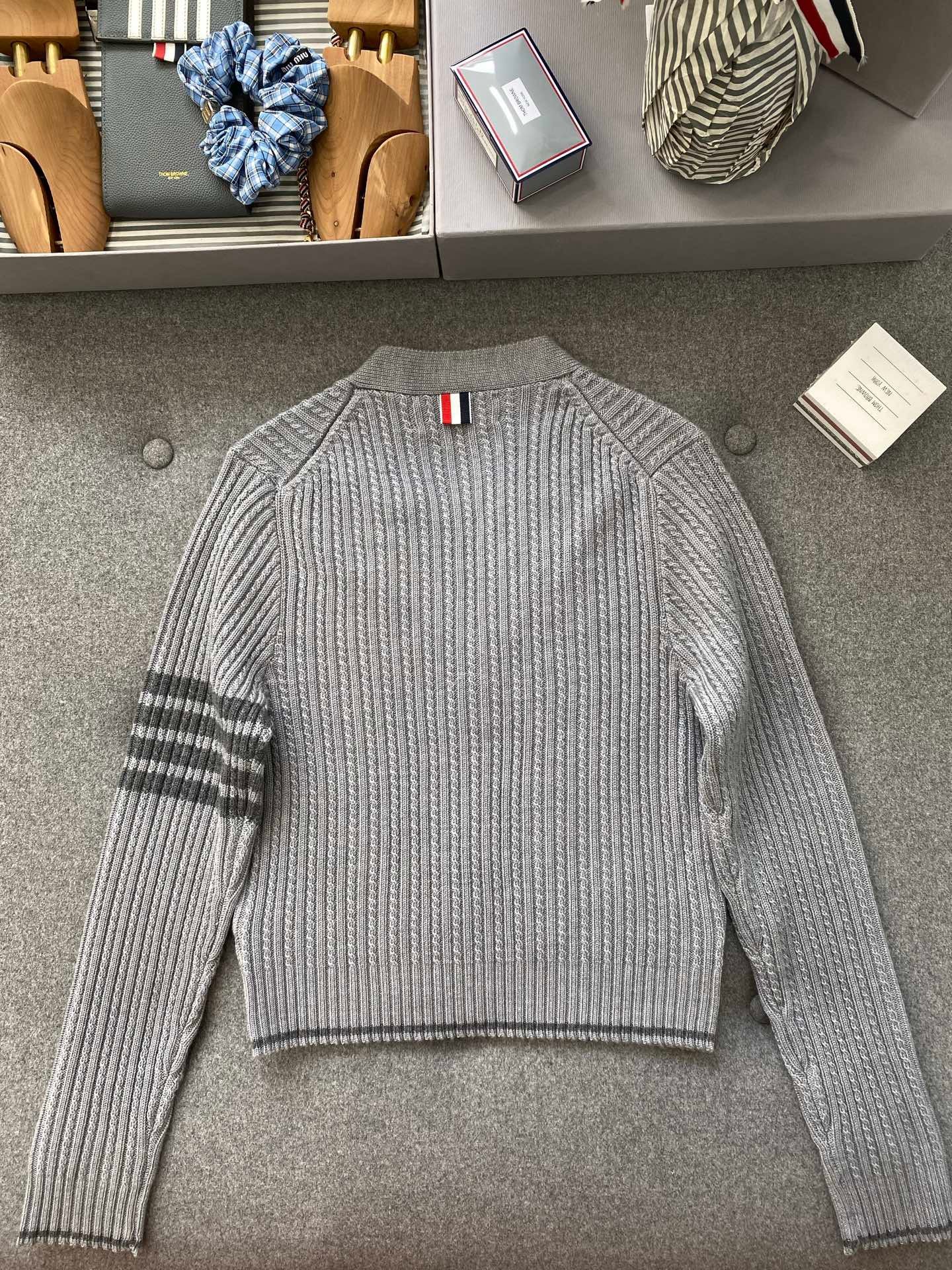 톰브라운 메리노 울 사선 크롭 가디건 라이트 그레이